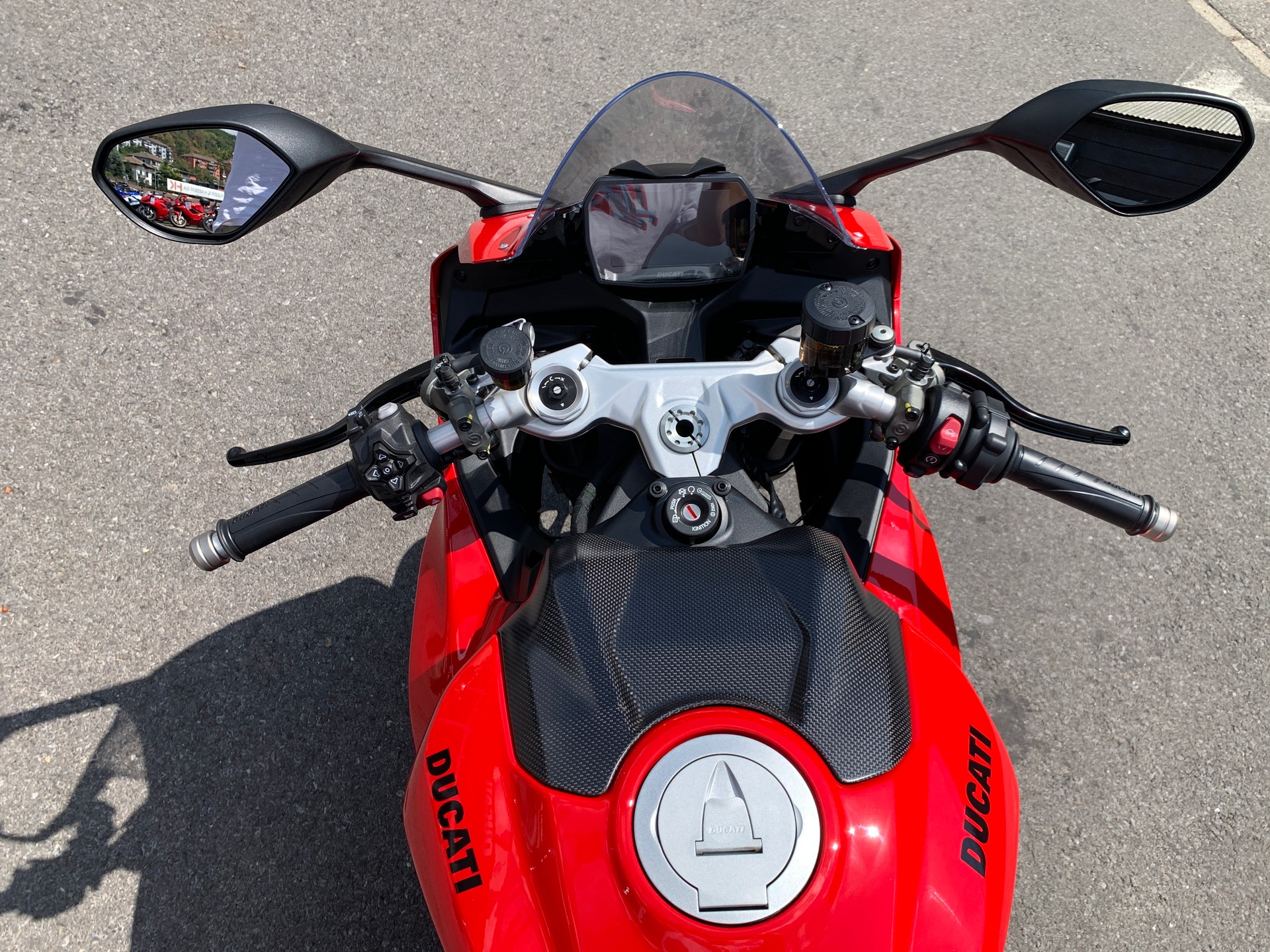 DUCATI PANIGALE V2-showroom-element-3