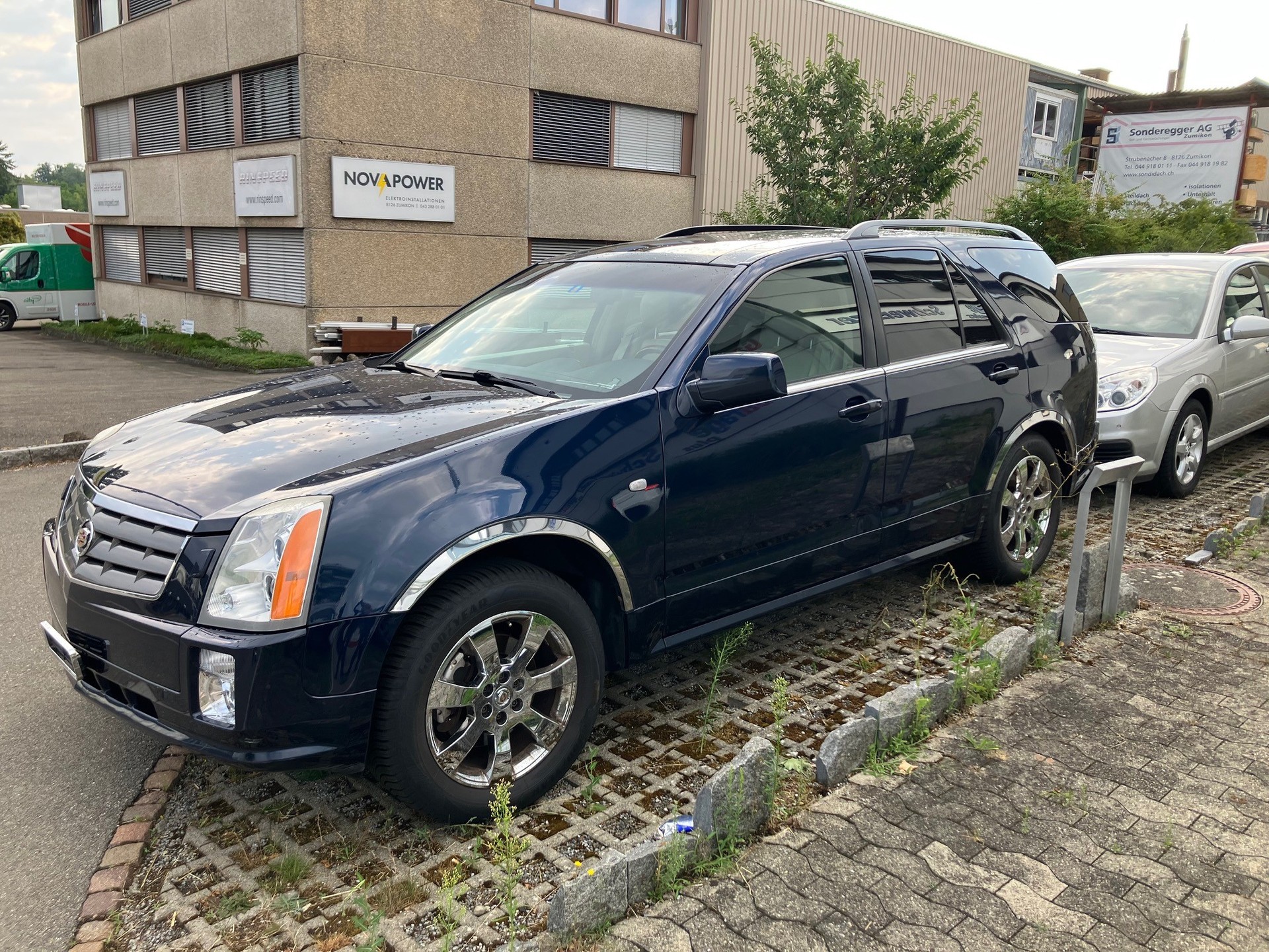 CADILLAC 4.6 V8 Sport Luxury 4WD