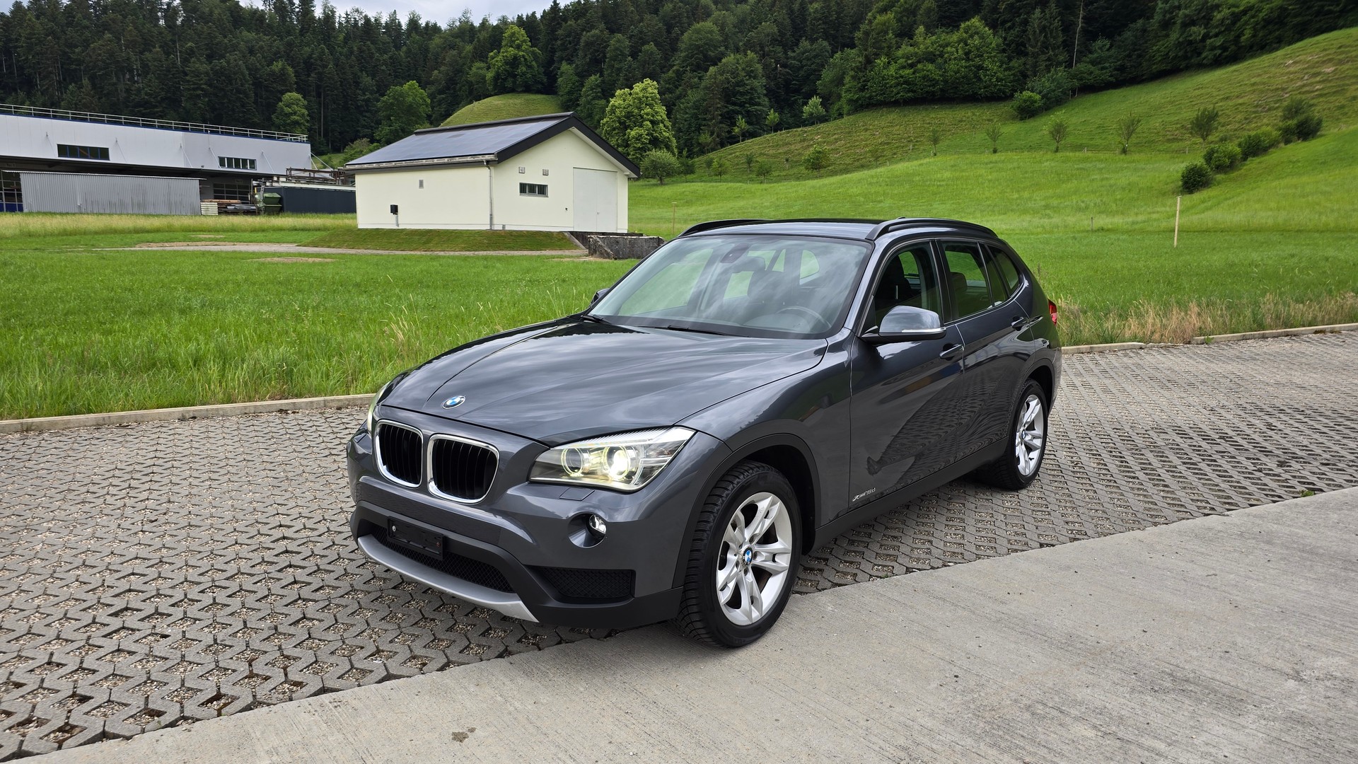 BMW 18d xDrive-image-0