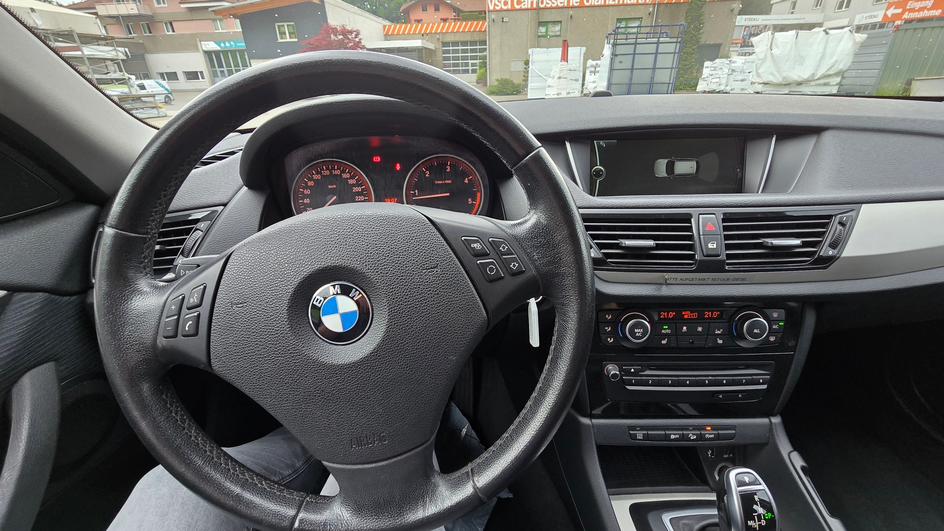 BMW 18d xDrive-image-5