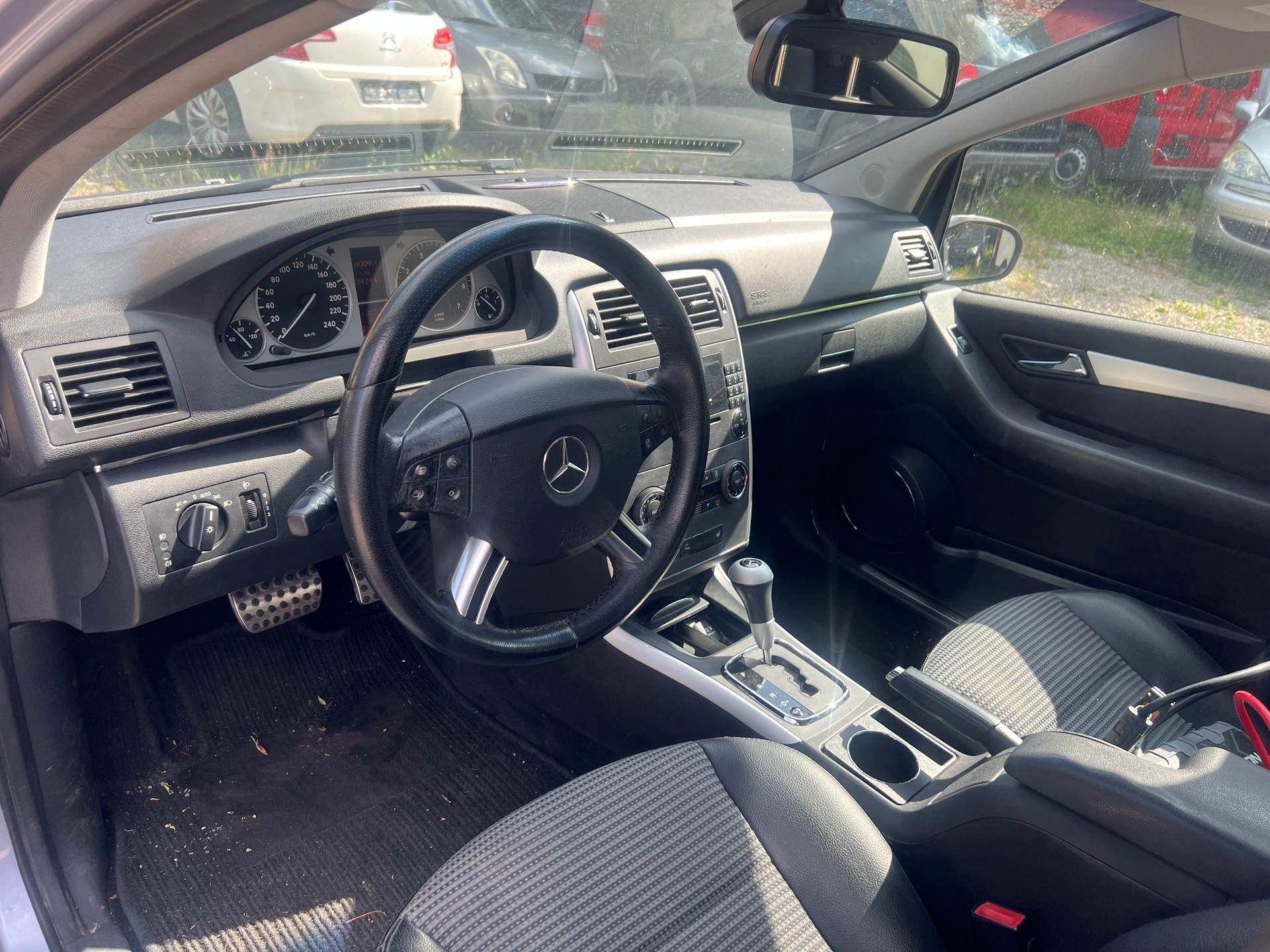 MERCEDES-BENZ B 200-image-8