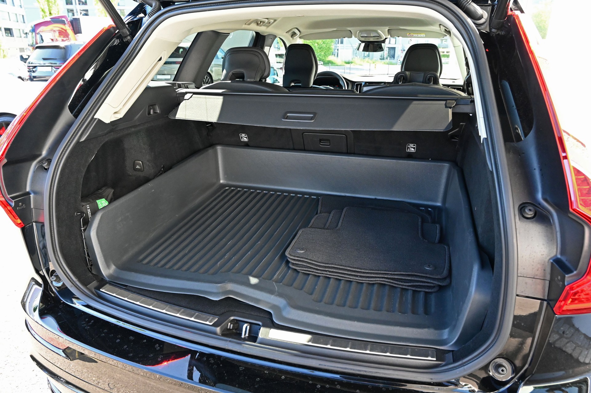 VOLVO XC60 B4 Diesel Mild Hybrid AWD Plus Dark Geartronic-image-10