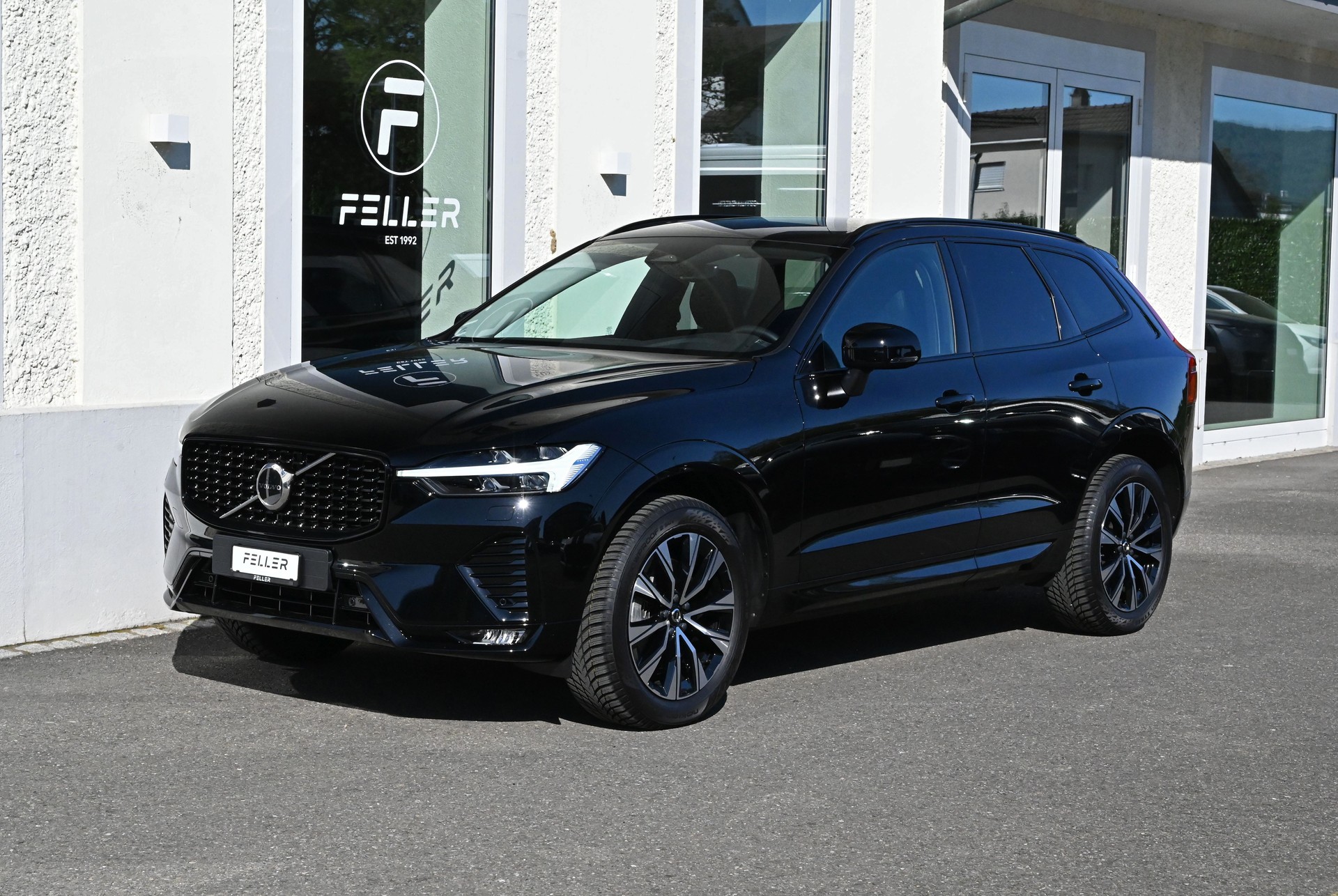 VOLVO XC60 B4 Diesel Mild Hybrid AWD Plus Dark Geartronic-image-0
