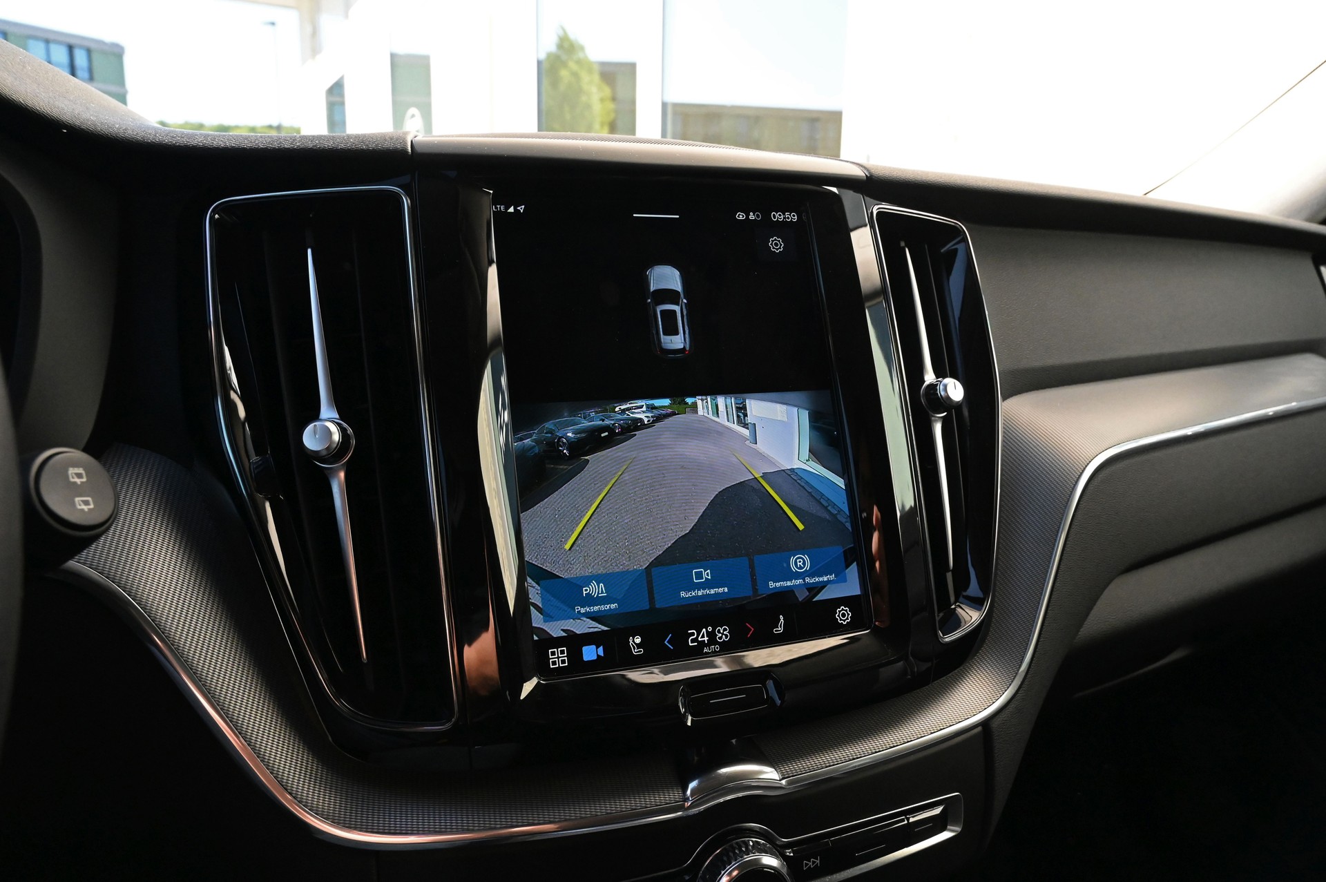 VOLVO XC60 B4 Diesel Mild Hybrid AWD Plus Dark Geartronic-image-16