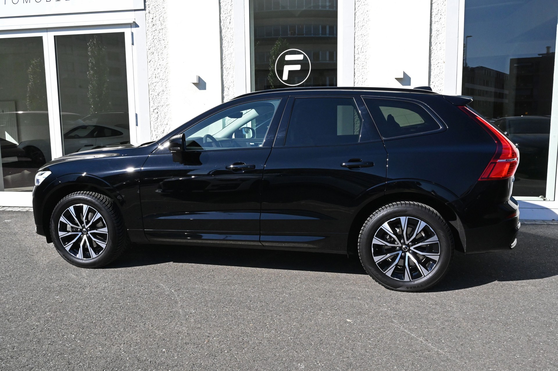 VOLVO XC60 B4 Diesel Mild Hybrid AWD Plus Dark Geartronic-image-6
