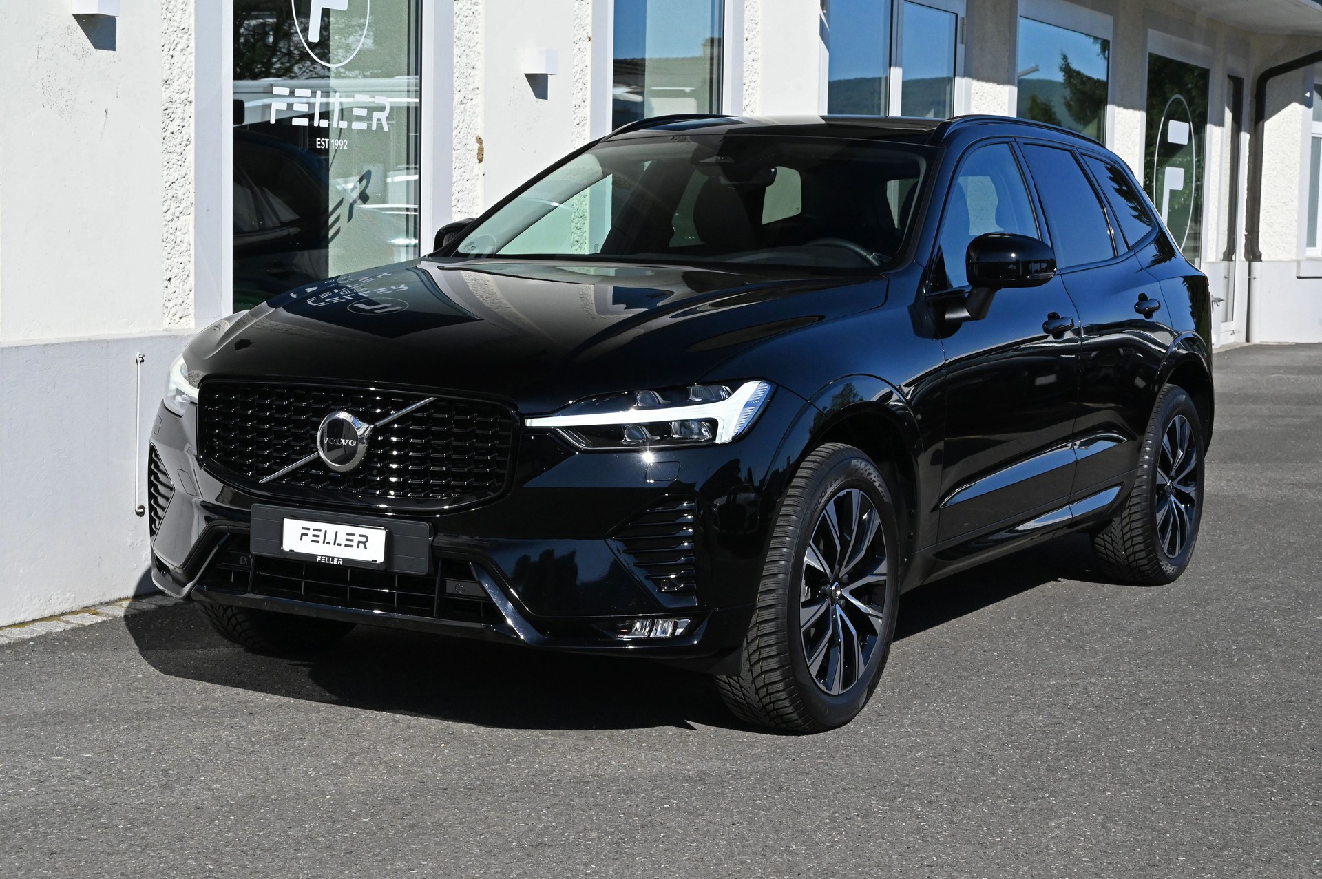 VOLVO XC60 B4 Diesel Mild Hybrid AWD Plus Dark Geartronic-image-1