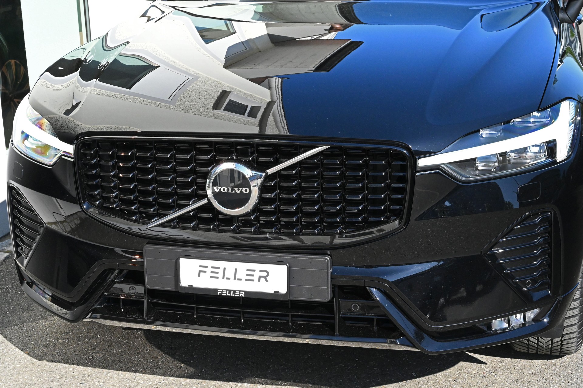 VOLVO XC60 B4 Diesel Mild Hybrid AWD Plus Dark Geartronic-image-3