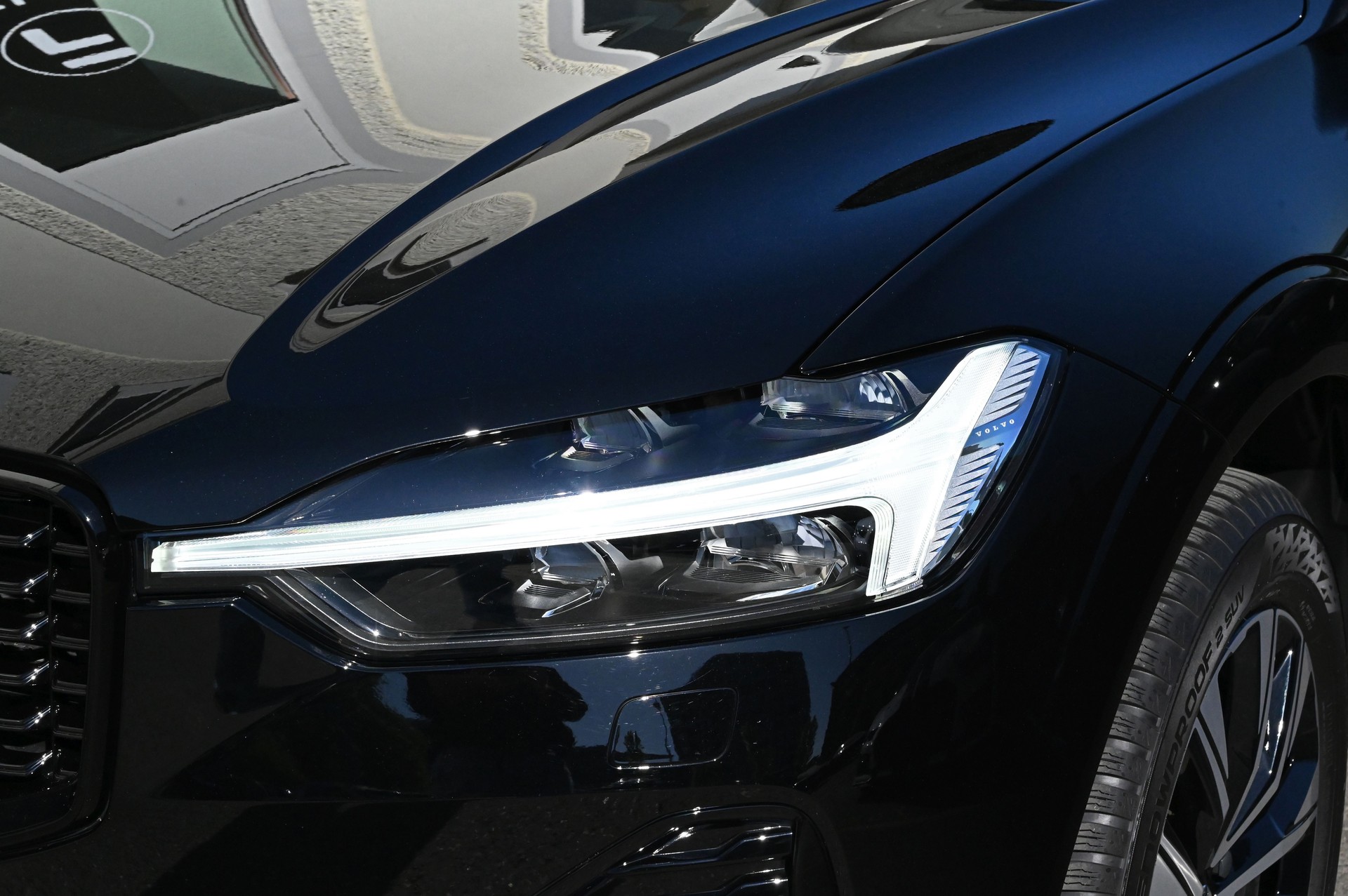 VOLVO XC60 B4 Diesel Mild Hybrid AWD Plus Dark Geartronic-image-4