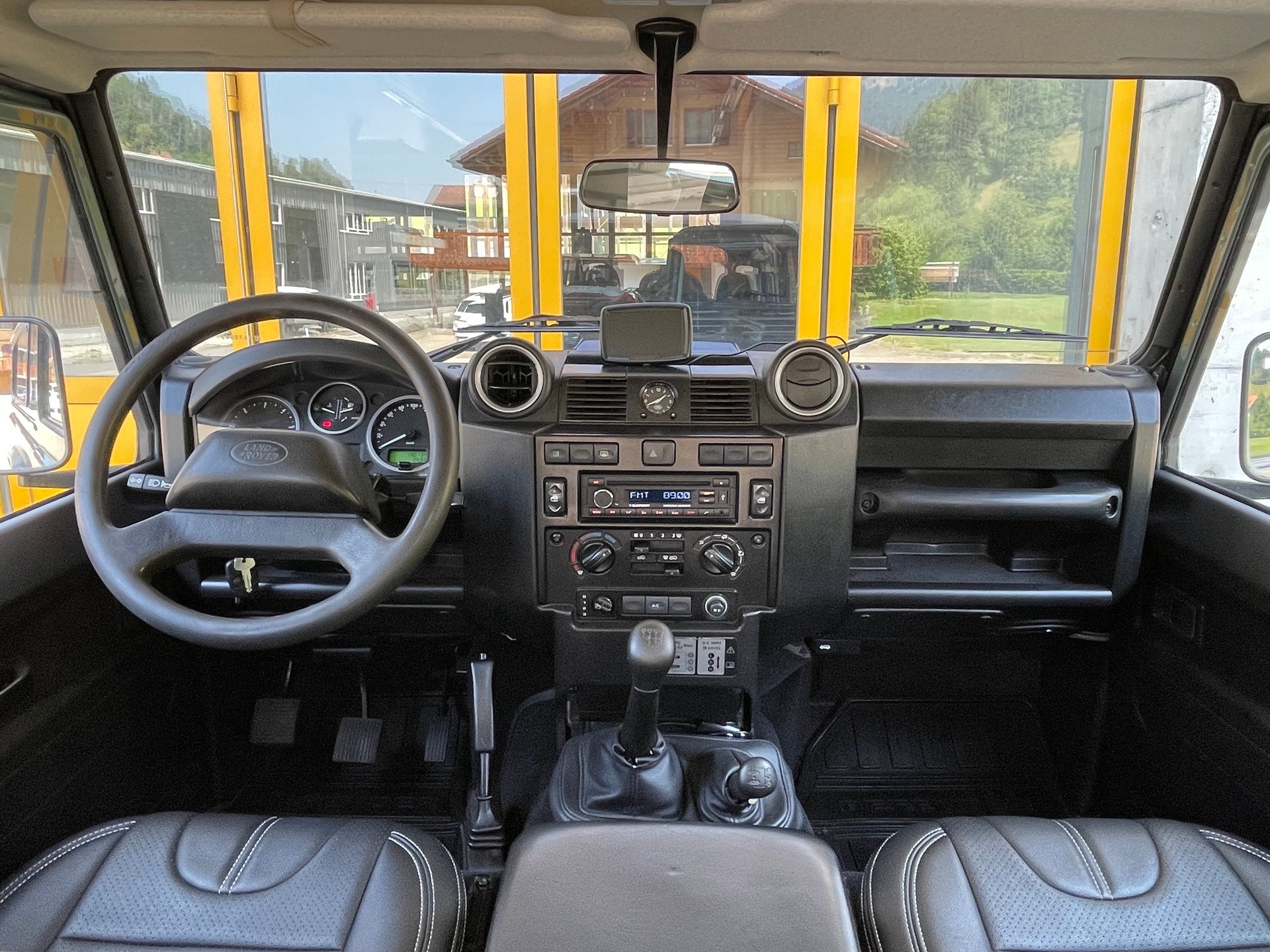 LAND ROVER Defender 90 SW 2.4Tdc-image-14