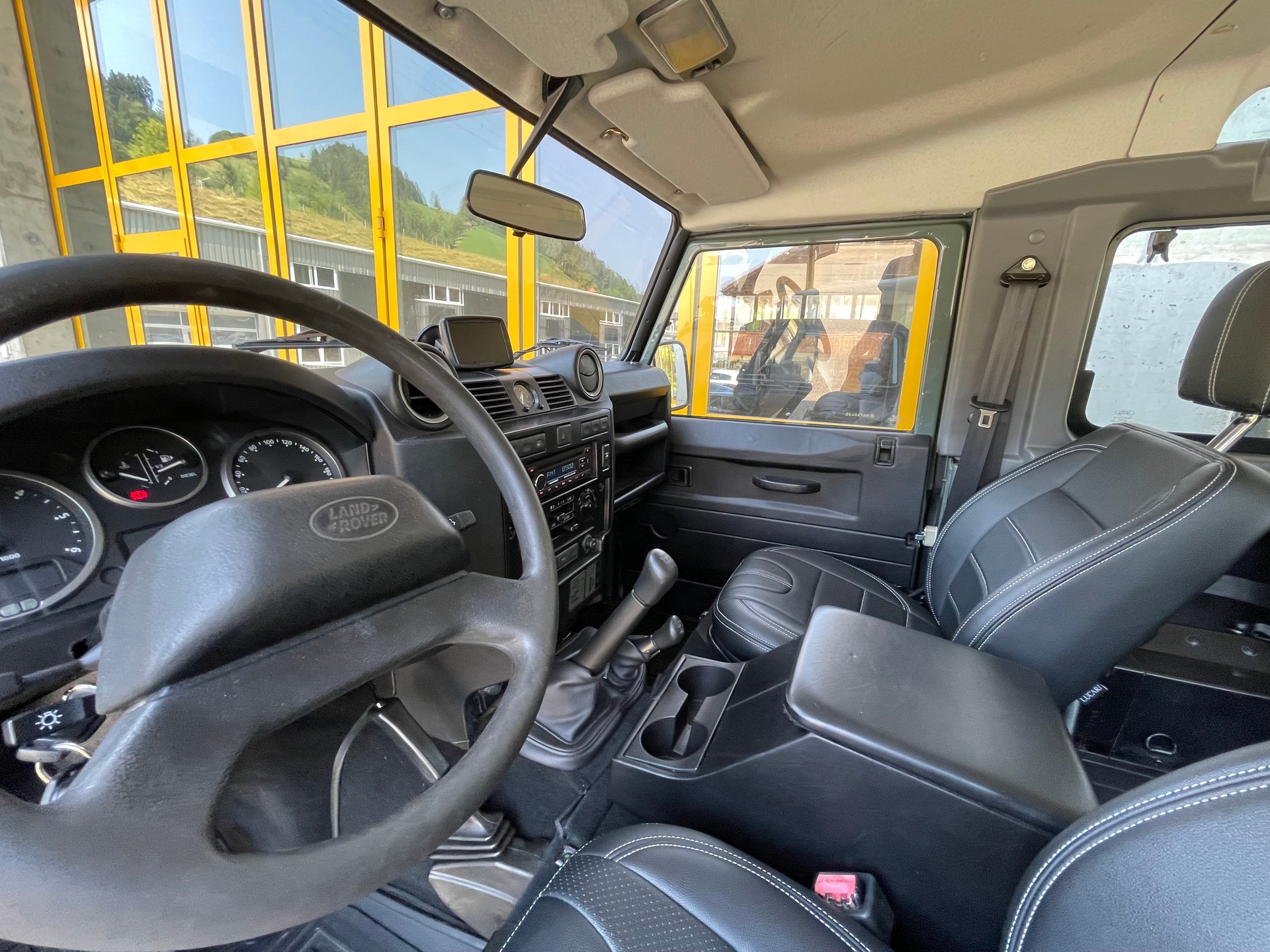 LAND ROVER Defender 90 SW 2.4Tdc-image-12