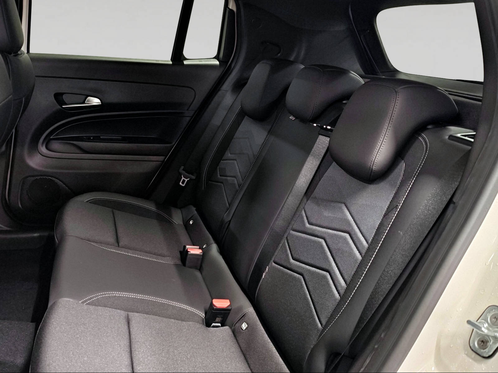 JEEP Avenger 1.2 Turbo MHEV Black Edition-image-7