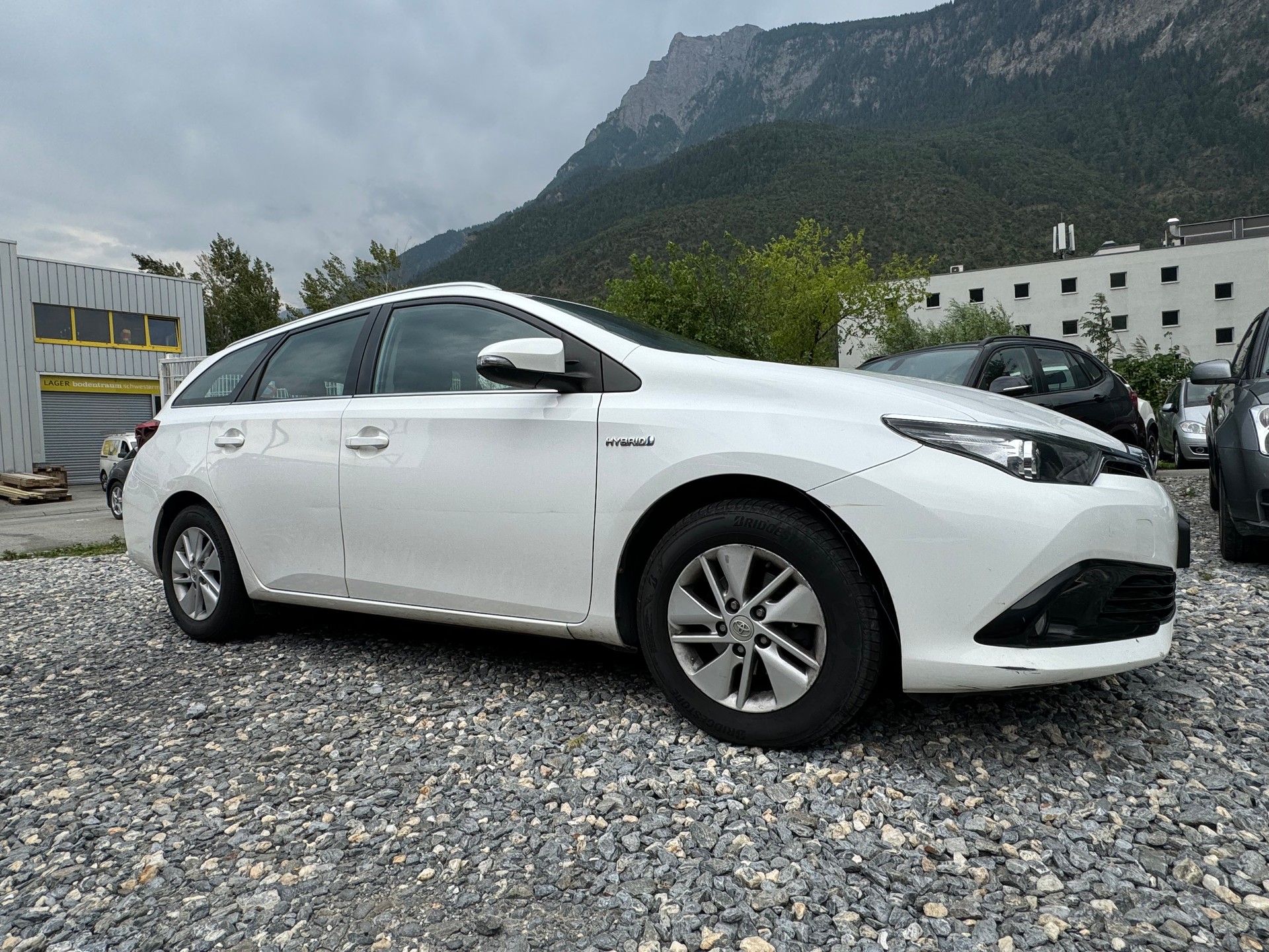 TOYOTA Auris Touring Sports 1.8 HSD Sol e-CVT-image-11
