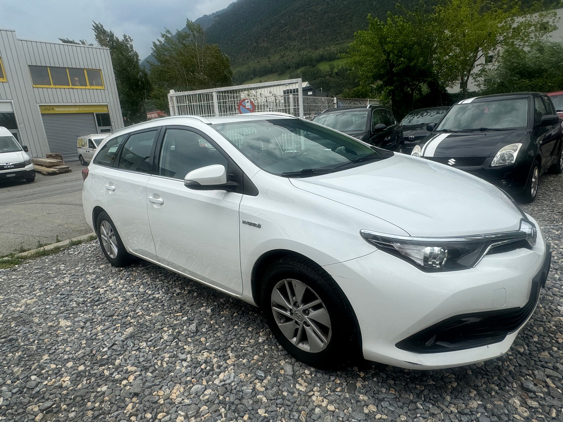 TOYOTA Auris Touring Sports 1.8 HSD Sol e-CVT-image-2