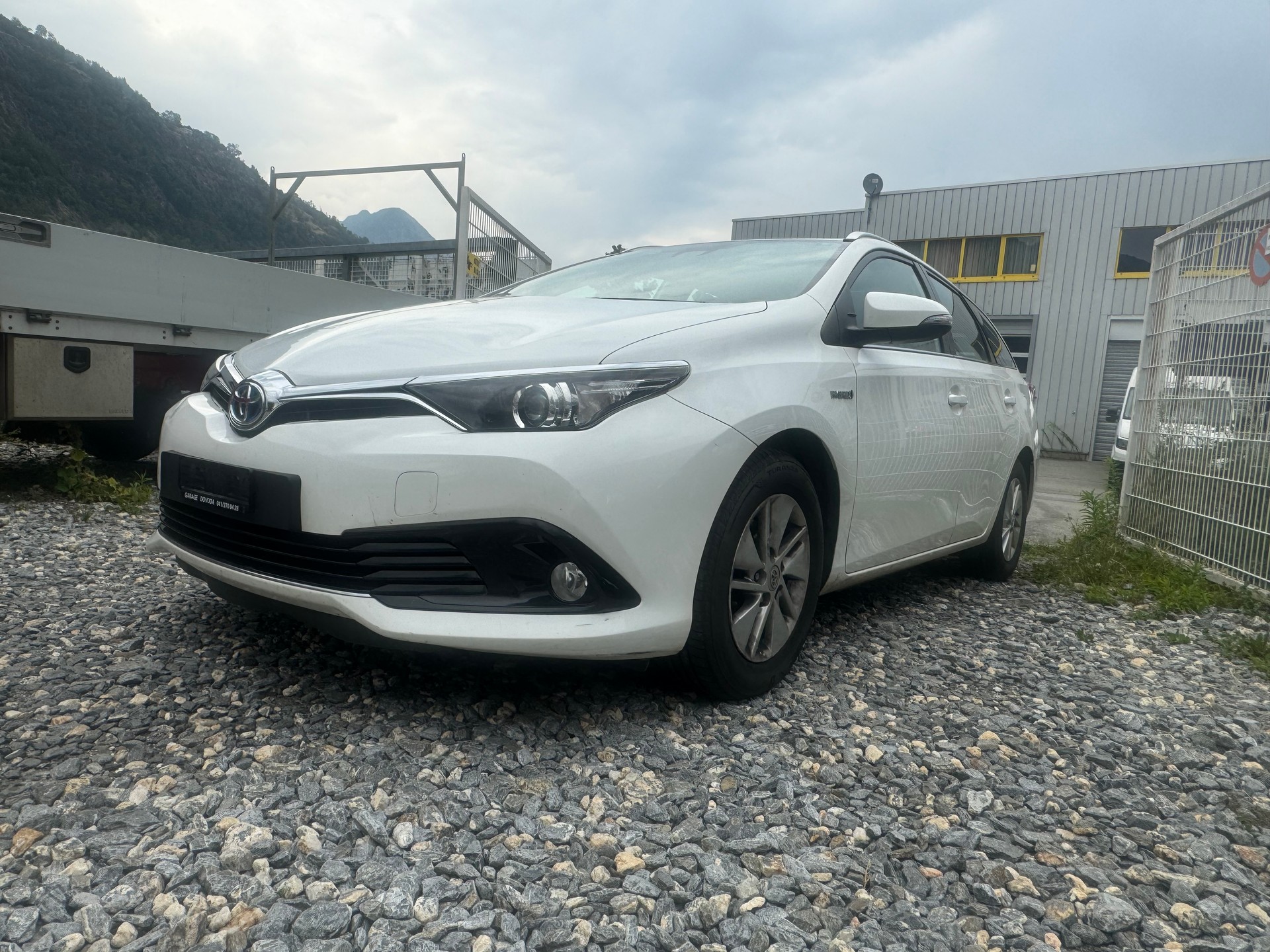 TOYOTA Auris Touring Sports 1.8 HSD Sol e-CVT-image-3