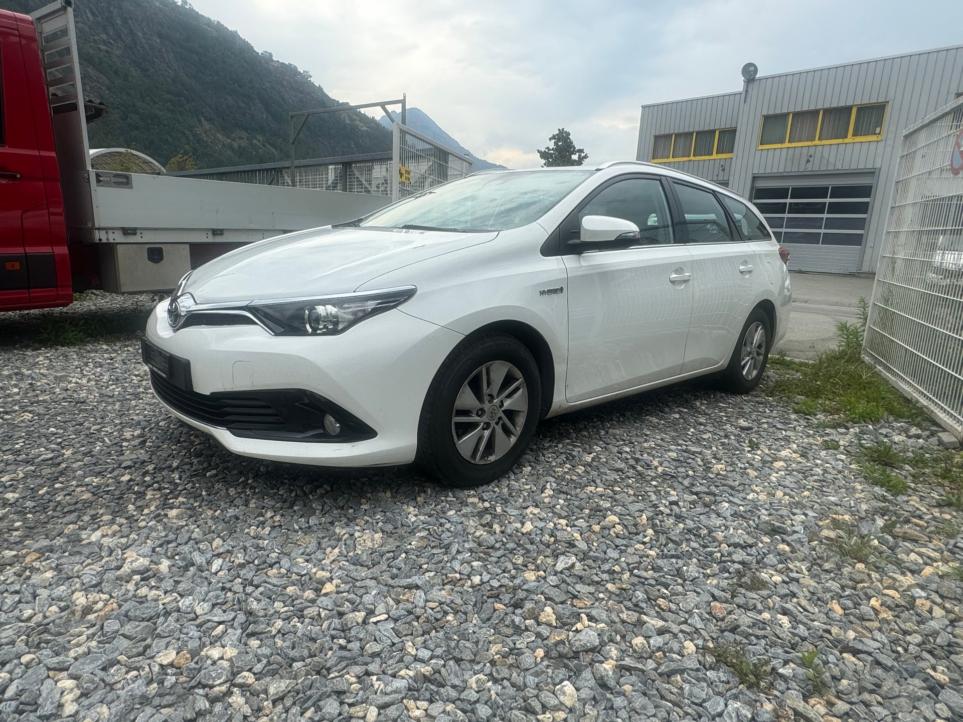 TOYOTA Auris Touring Sports 1.8 HSD Sol e-CVT-image-0