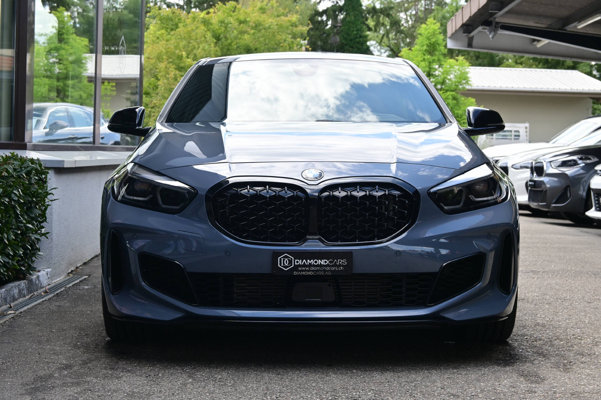BMW M135i xDrive-showroom-element-1