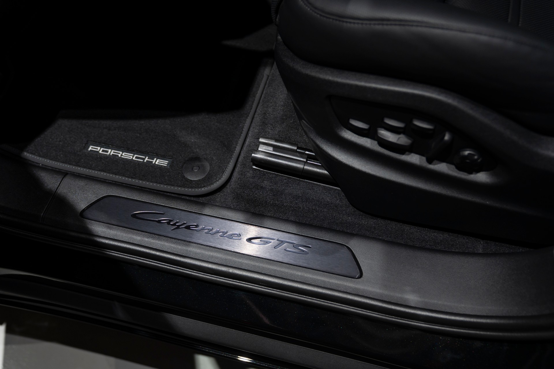 PORSCHE Cayenne GTS Tiptronic-image-9