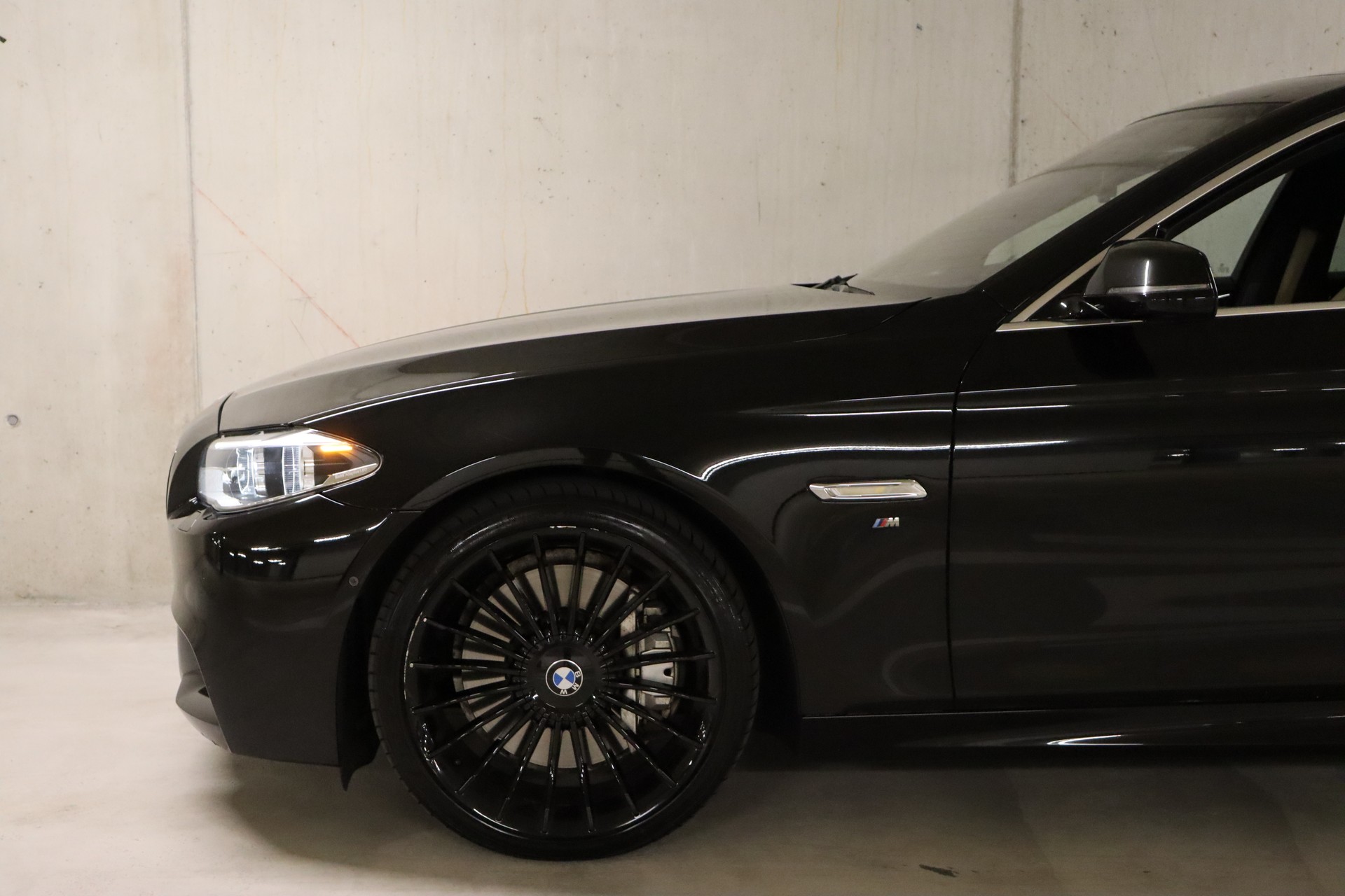 BMW M550d xDrive Steptronic-showroom-element-3