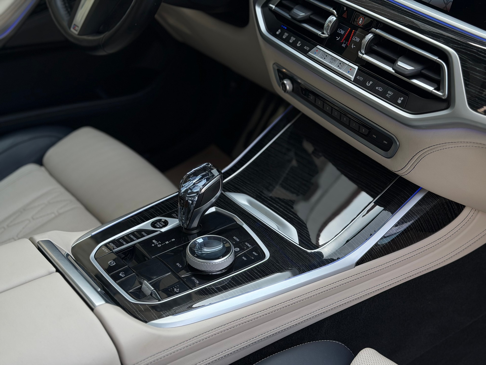 BMW X7 xDrive M50i Steptronic-image-19