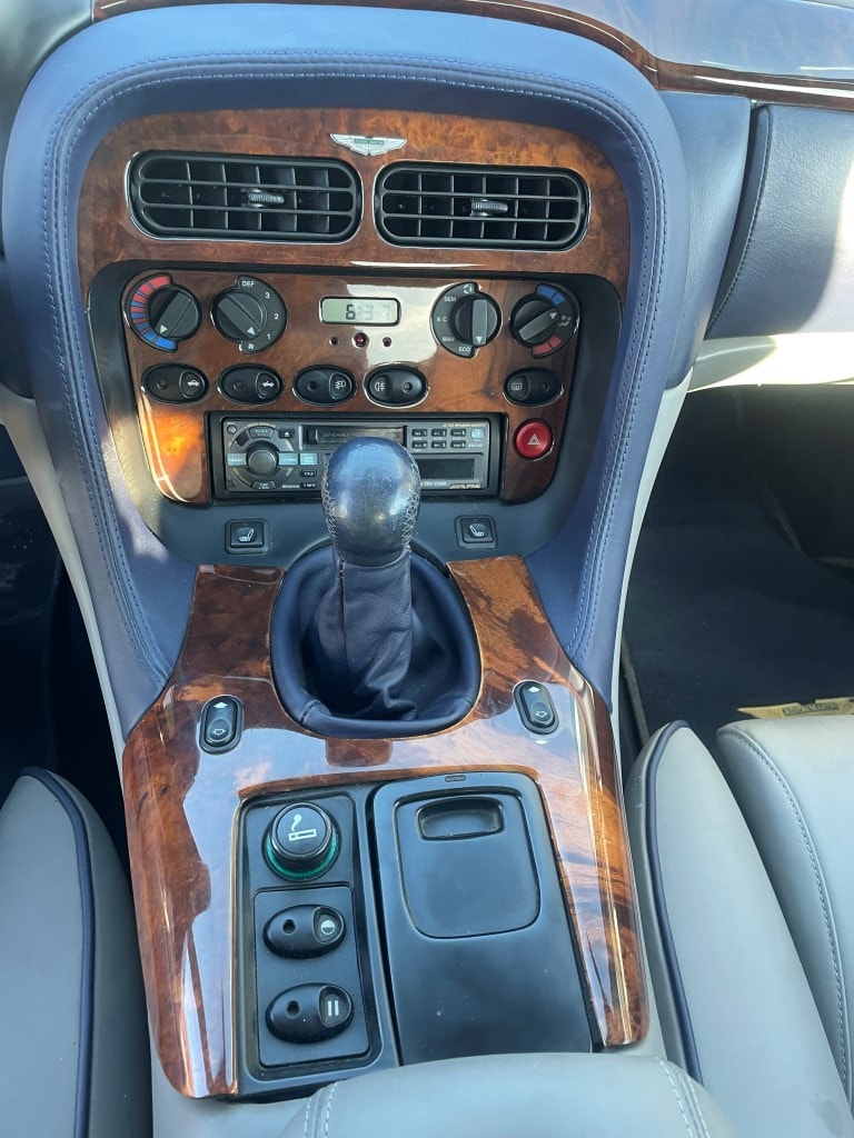 ASTON MARTIN DB7 Volante-image-10