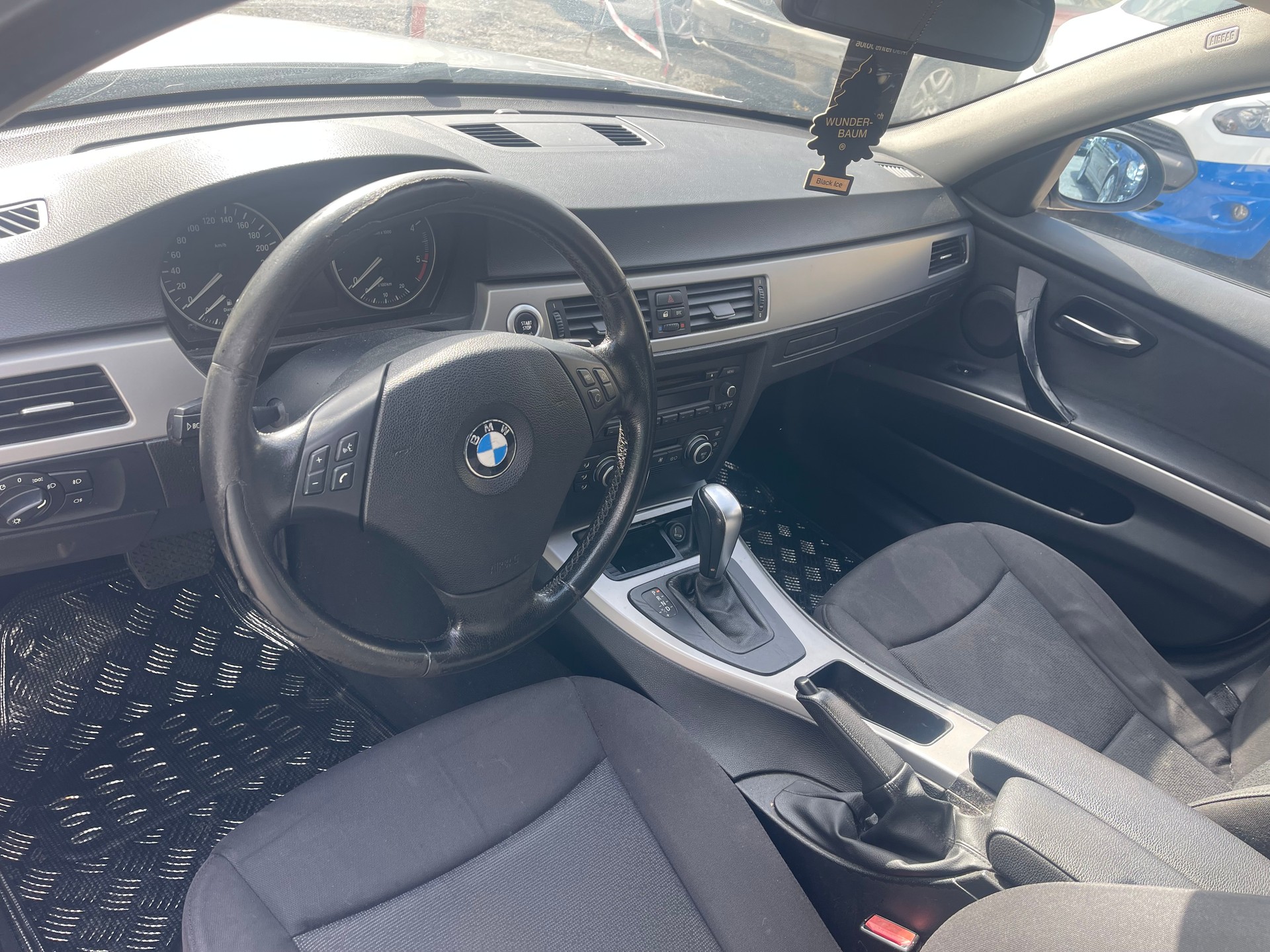 BMW 320d Touring-image-8