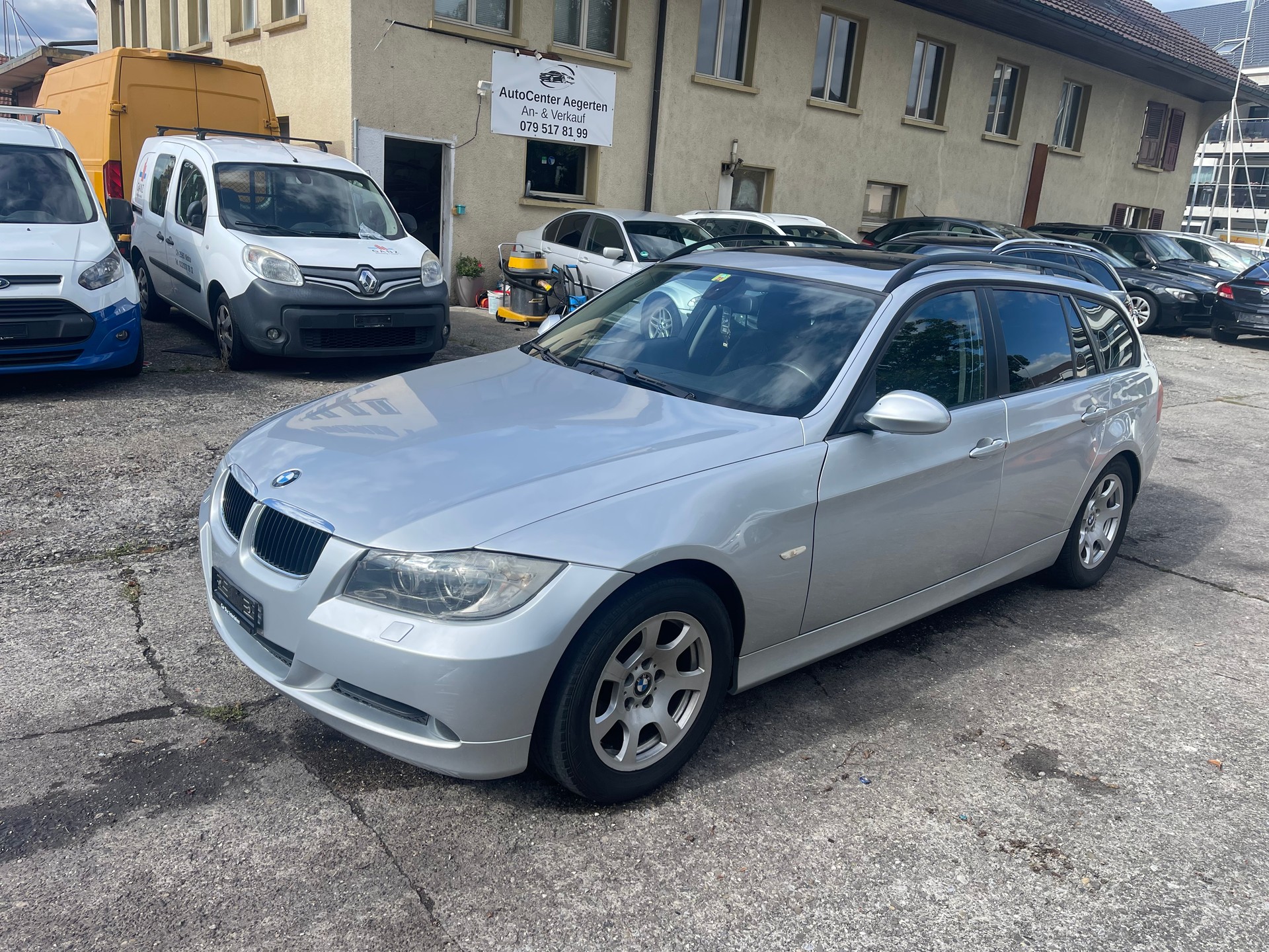 BMW 320d Touring-showroom-element-1