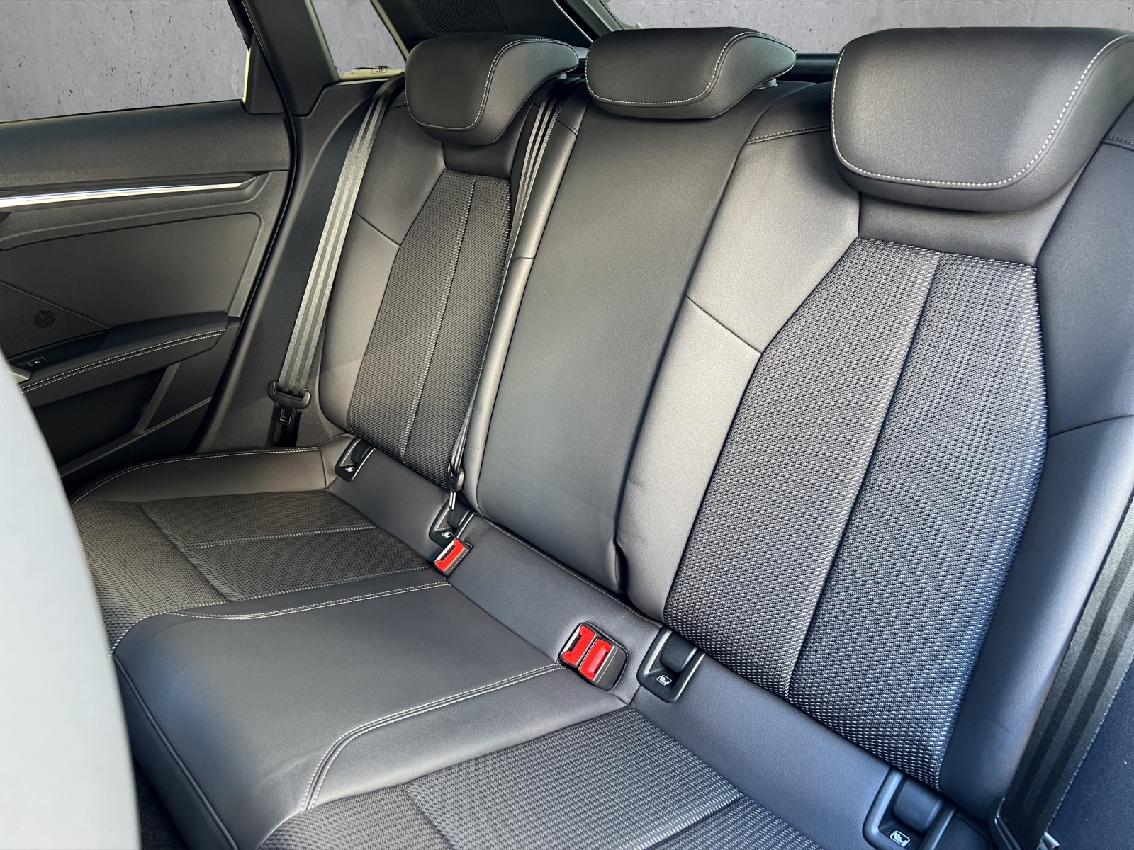 AUDI A3 Sportback 35 TFSI S line Attraction S-tronic-image-13