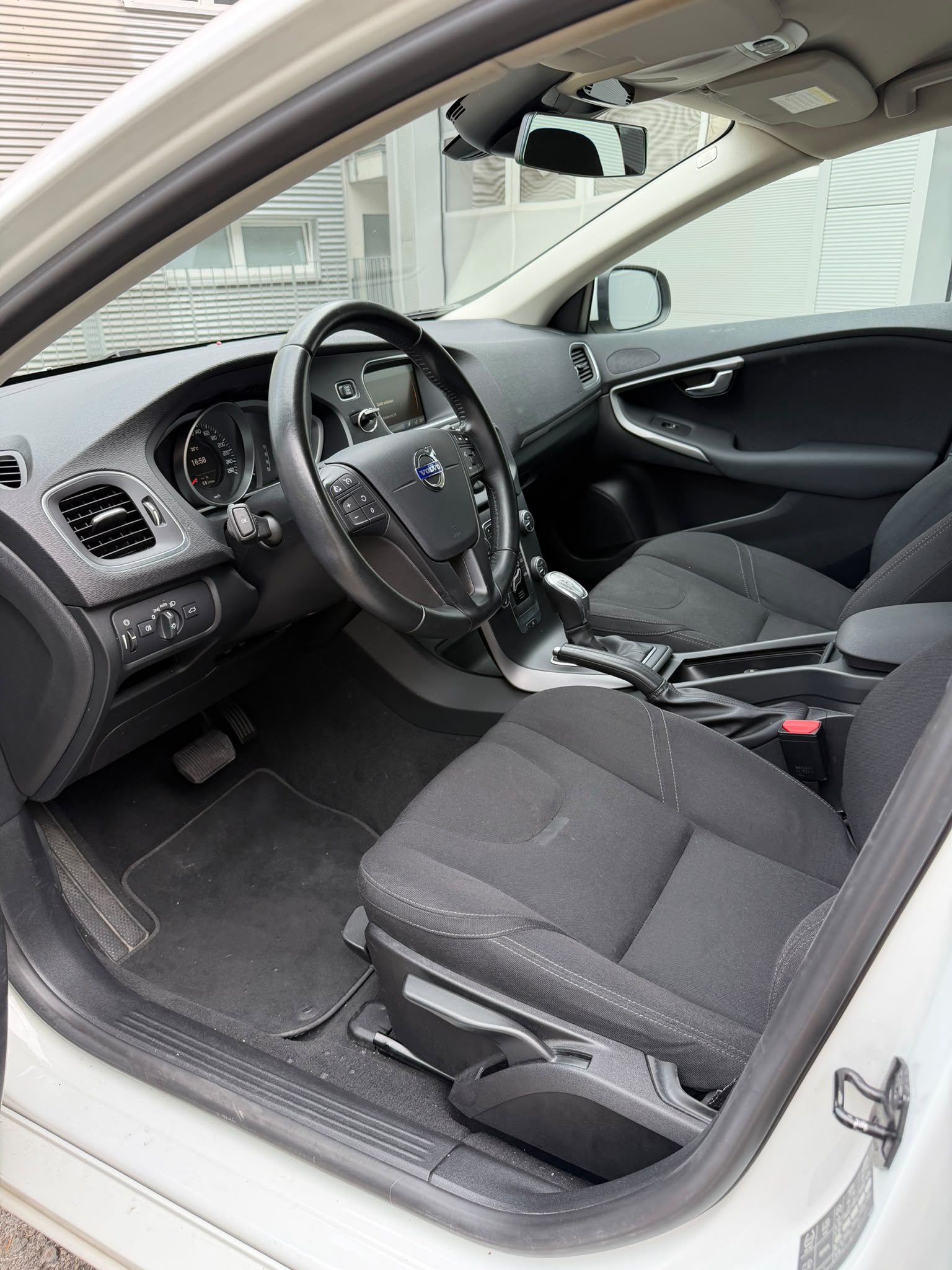VOLVO V40 D3 Kinetic Geartronic-image-6