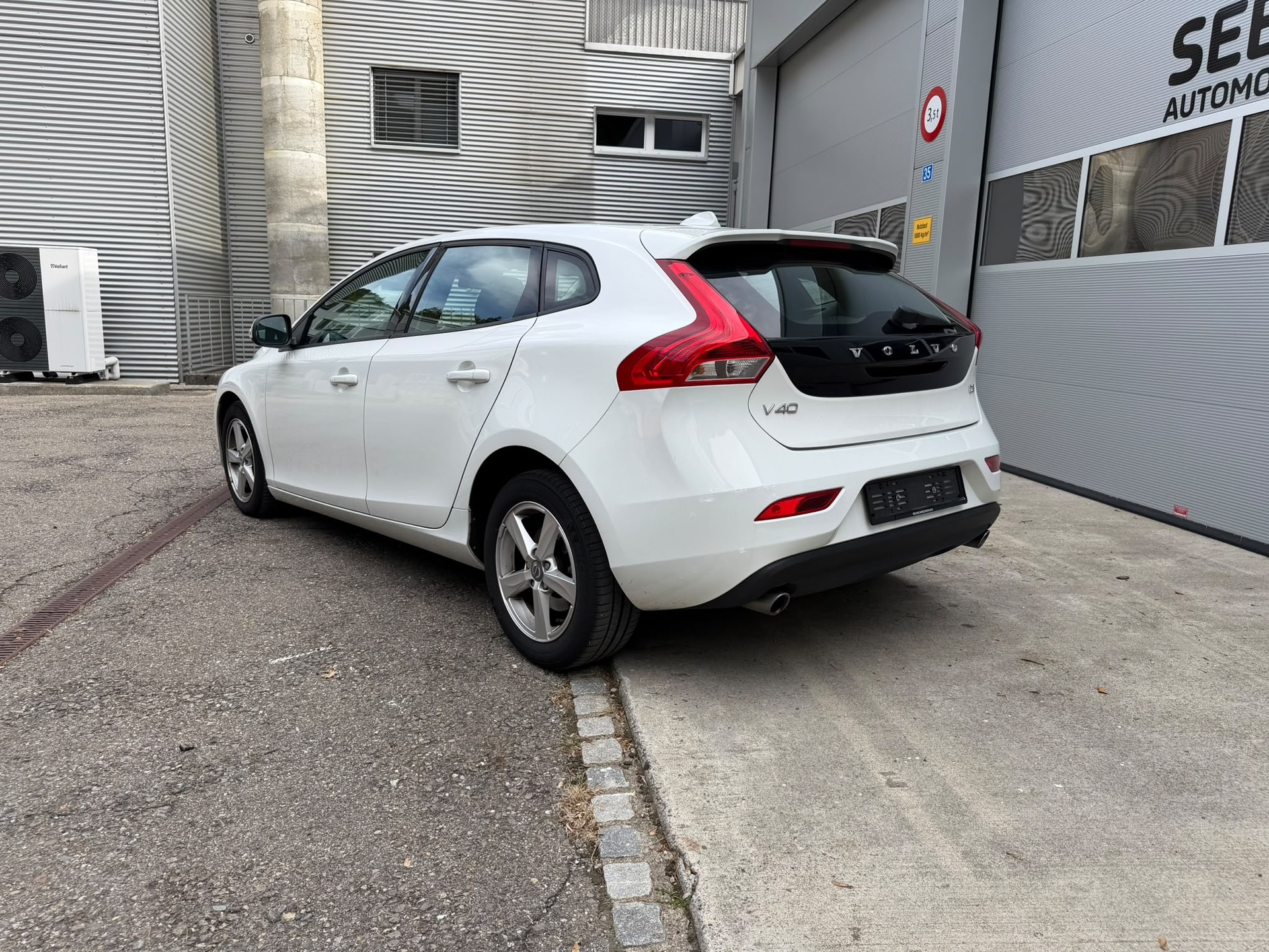 VOLVO V40 D3 Kinetic Geartronic-image-3