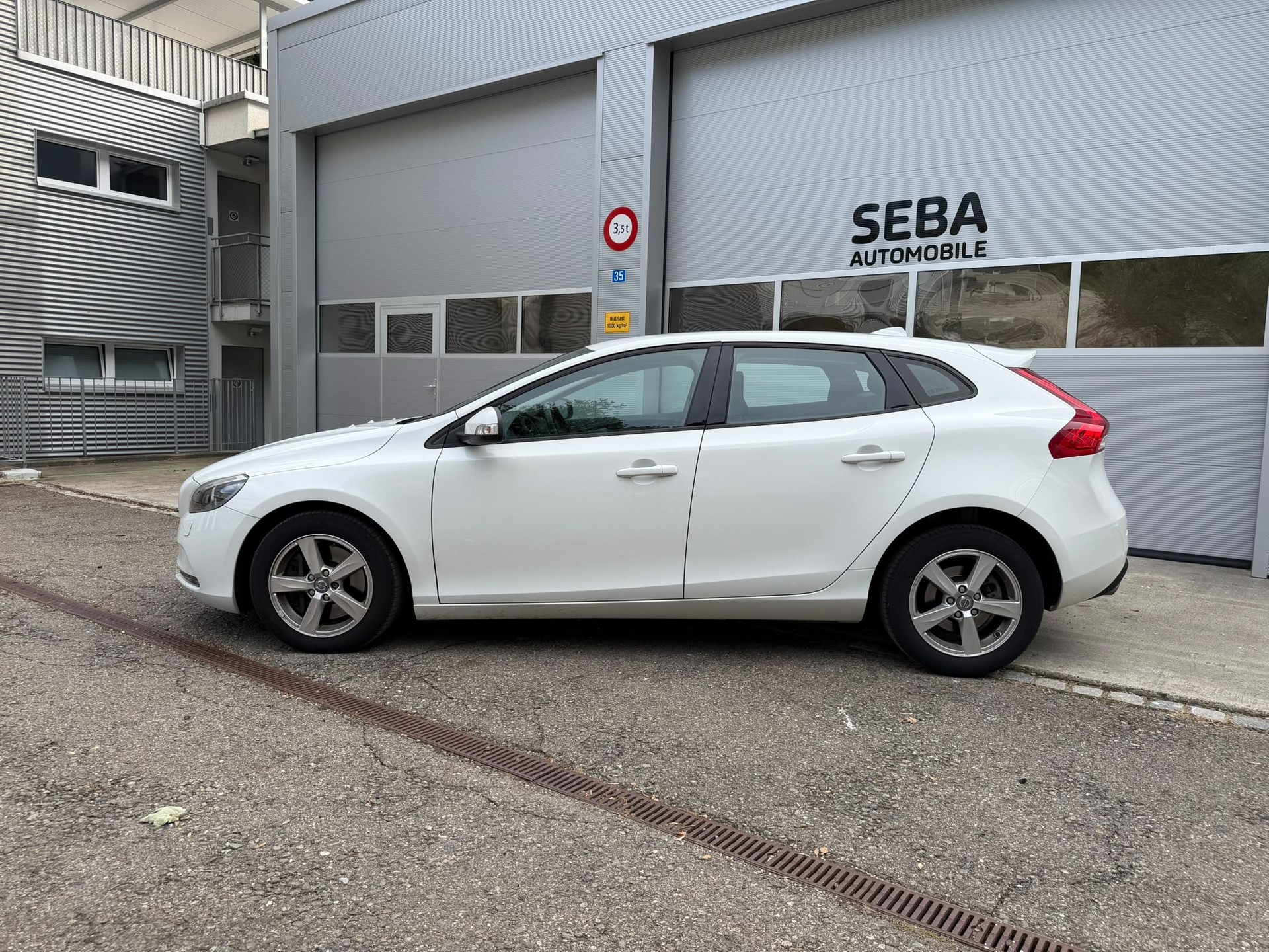 VOLVO V40 D3 Kinetic Geartronic-image-2