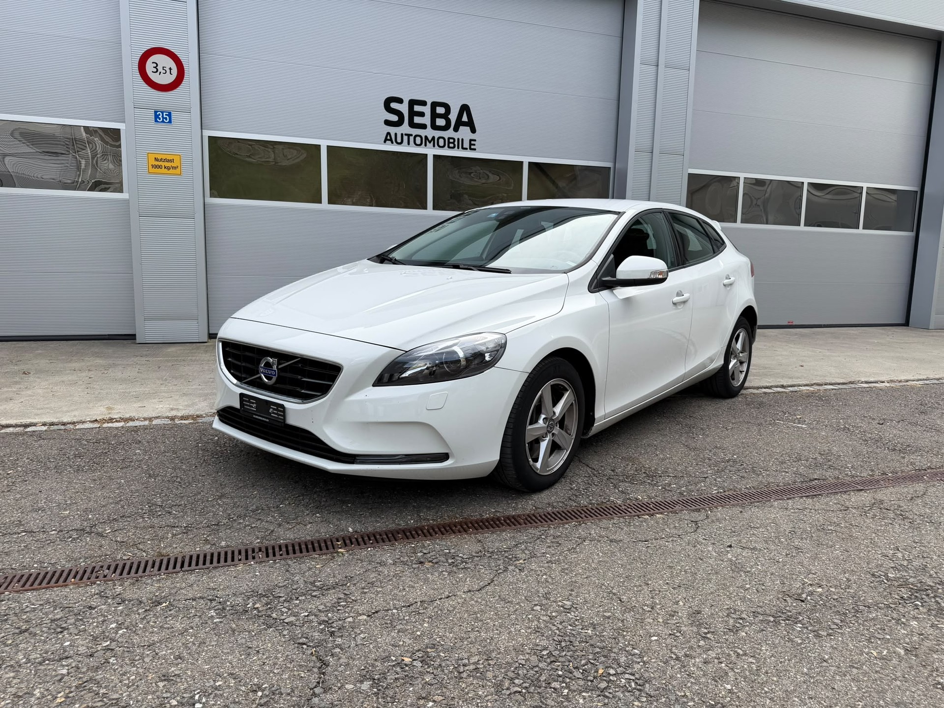 VOLVO V40 D3 Kinetic Geartronic-image-0