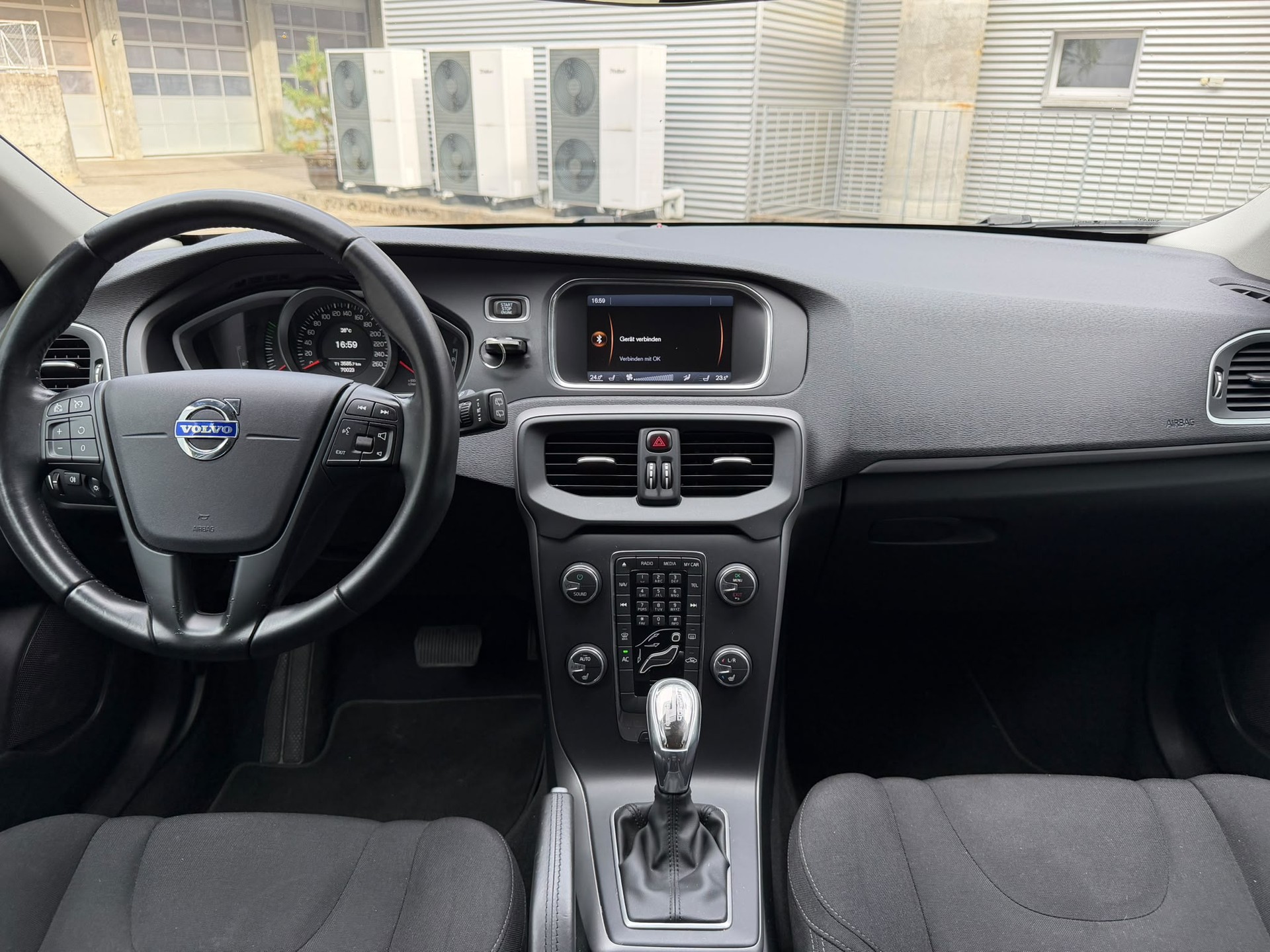 VOLVO V40 D3 Kinetic Geartronic-image-9