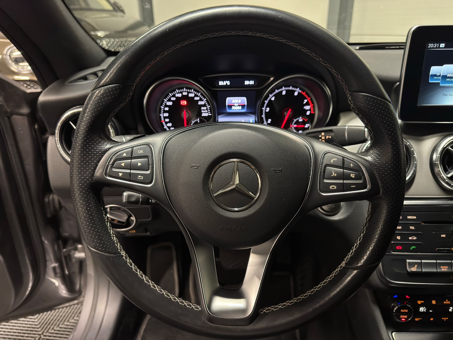 MERCEDES-BENZ CLA 220 Urban 4m Shooting Brake-image-11