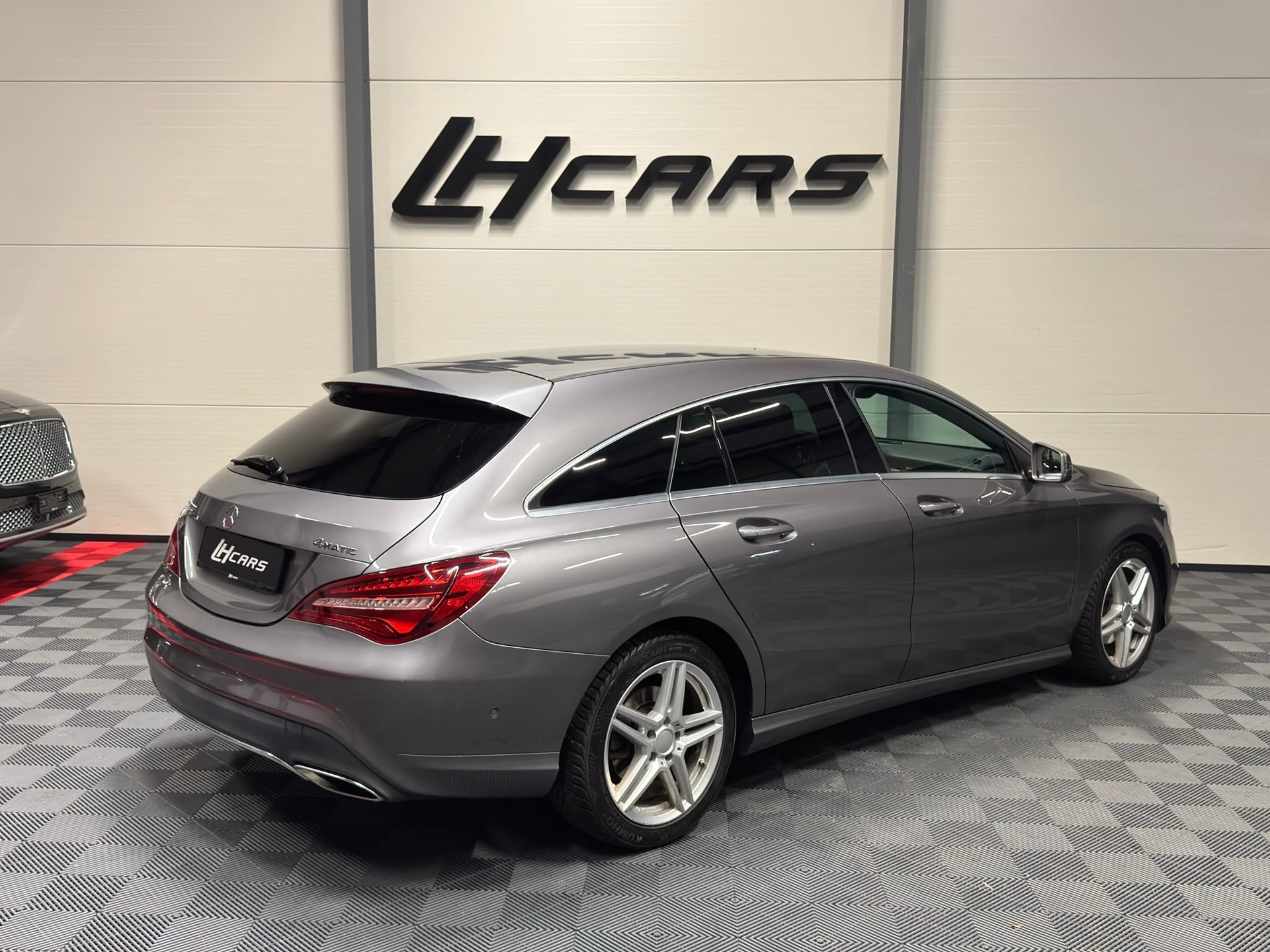 MERCEDES-BENZ CLA 220 Urban 4m Shooting Brake-image-3
