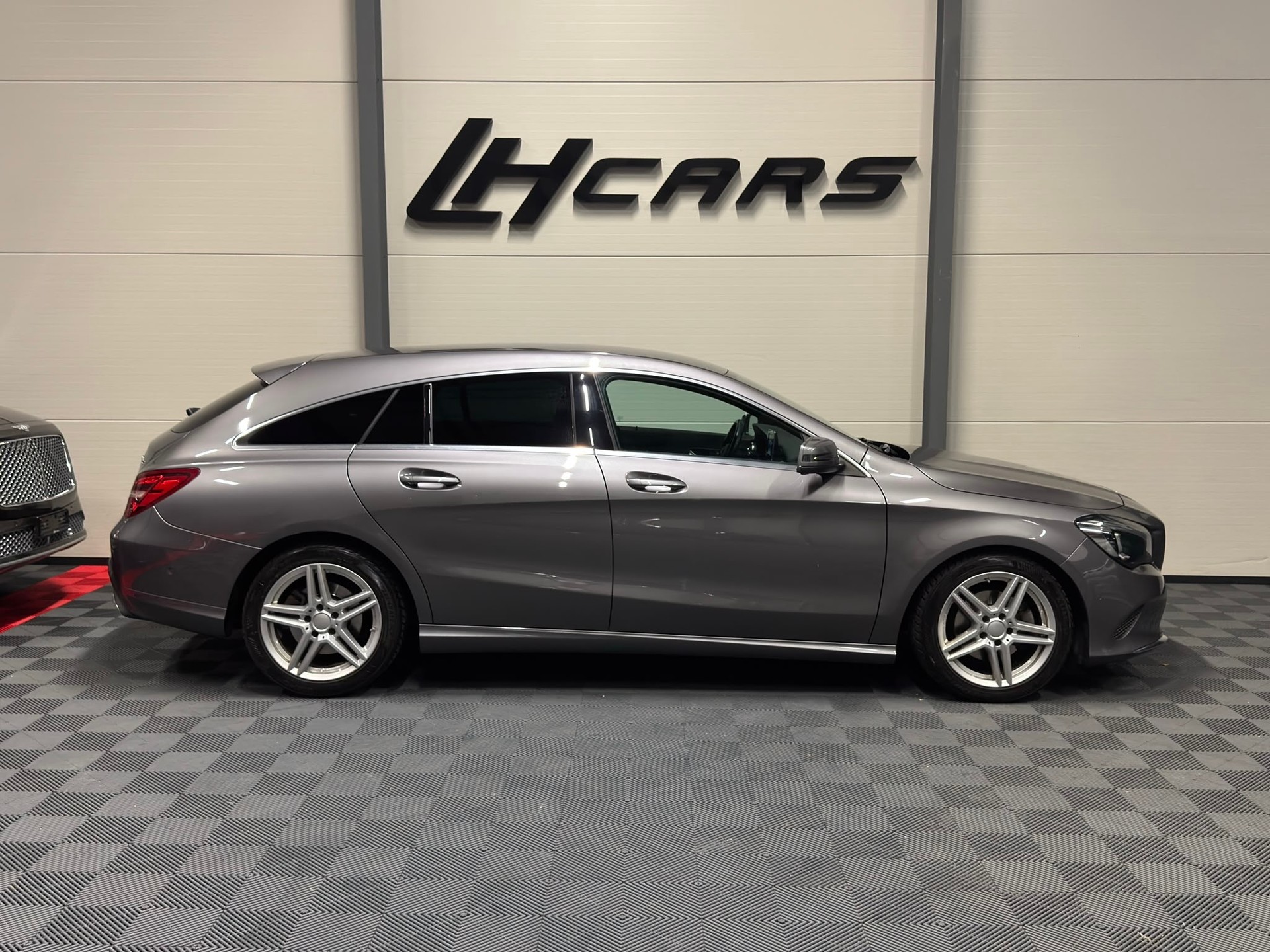 MERCEDES-BENZ CLA 220 Urban 4m Shooting Brake-image-4