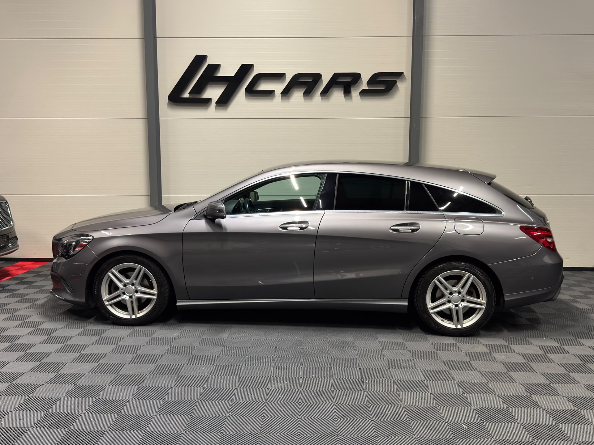 MERCEDES-BENZ CLA 220 Urban 4m Shooting Brake-image-1