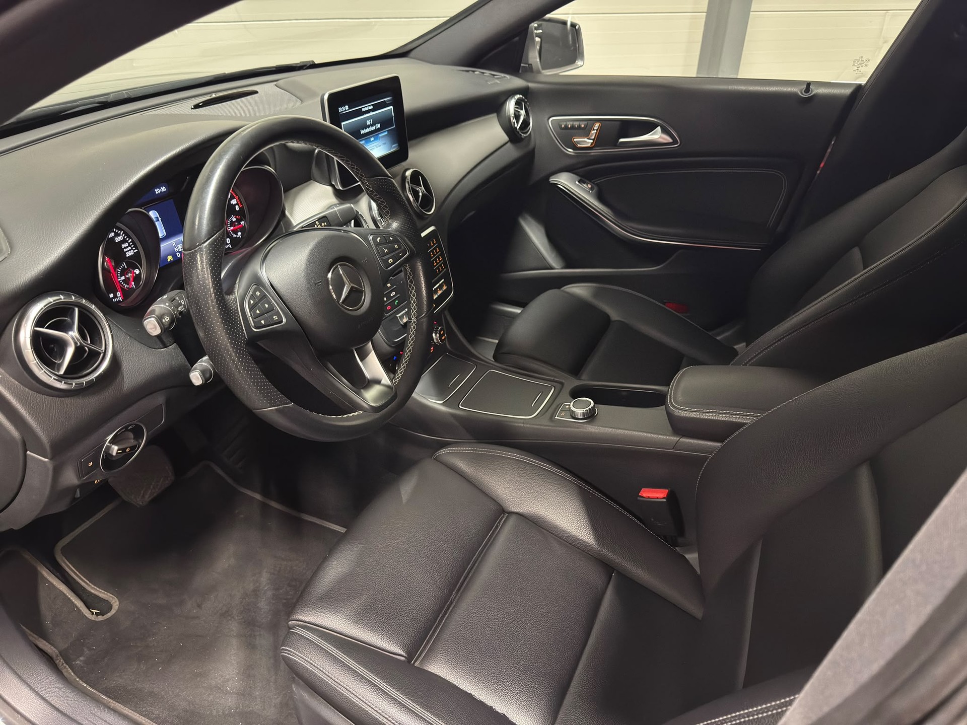 MERCEDES-BENZ CLA 220 Urban 4m Shooting Brake-image-13