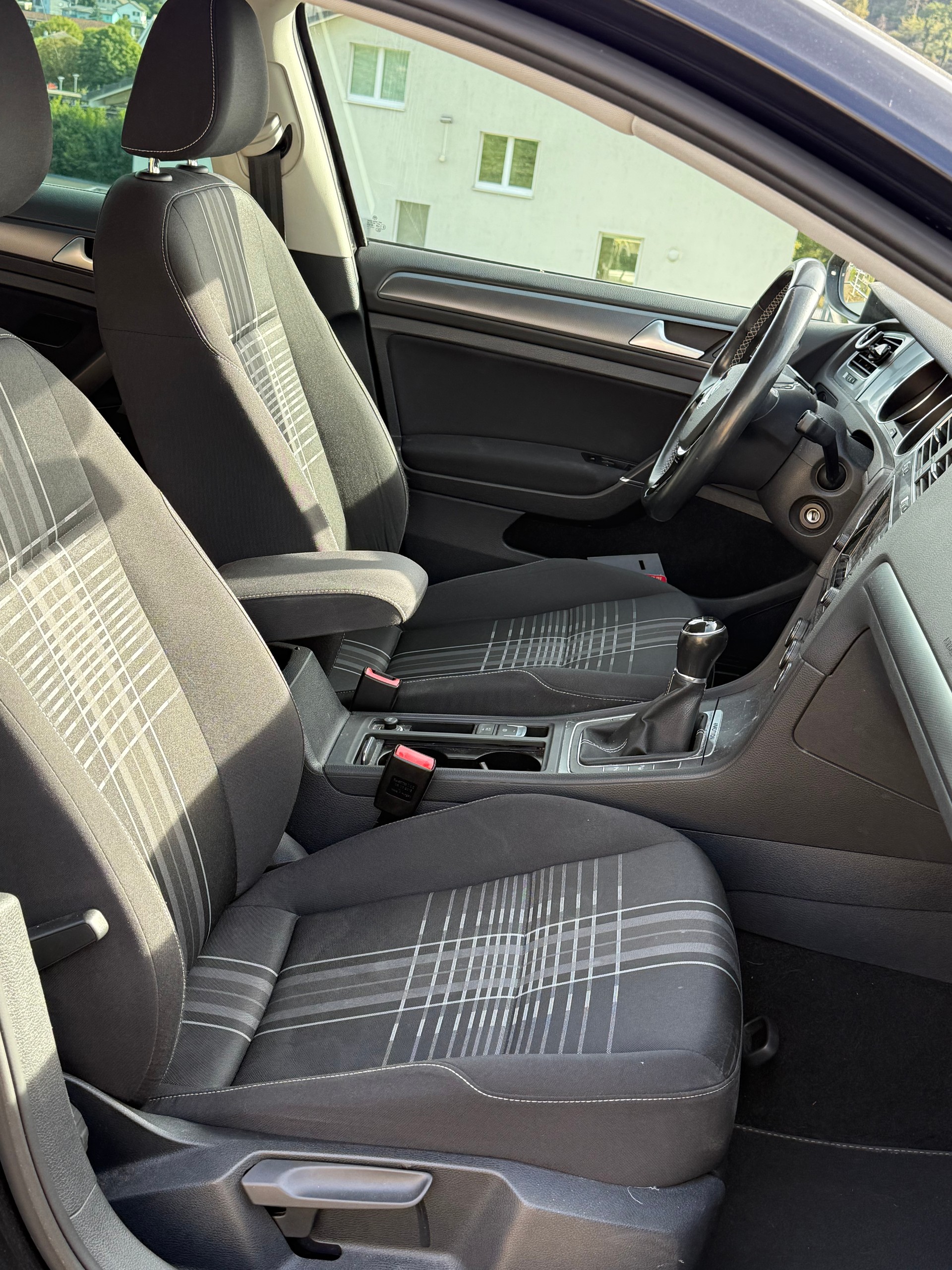 VW 2.0 TDI Lounge 4m-image-4