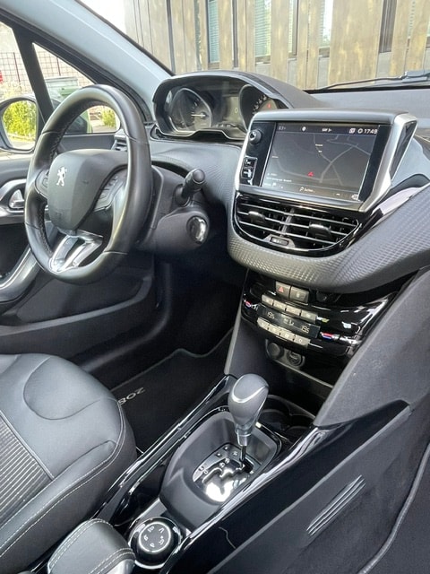 PEUGEOT 2008 1.2 PureTech Allure EAT6-image-22
