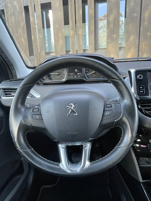 PEUGEOT 2008 1.2 PureTech Allure EAT6-image-19