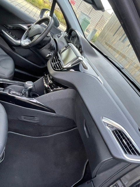 PEUGEOT 2008 1.2 PureTech Allure EAT6-image-24
