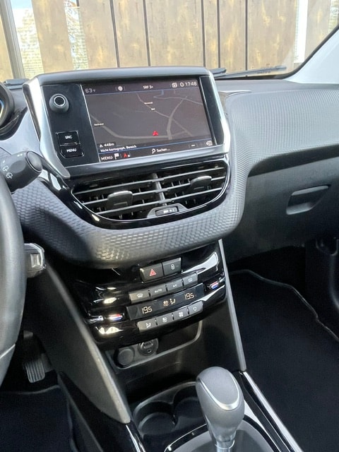 PEUGEOT 2008 1.2 PureTech Allure EAT6-image-21