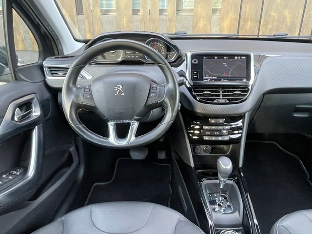 PEUGEOT 2008 1.2 PureTech Allure EAT6-image-18