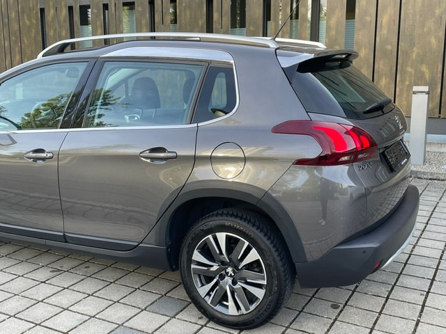 PEUGEOT 2008 1.2 PureTech Allure EAT6-image-8