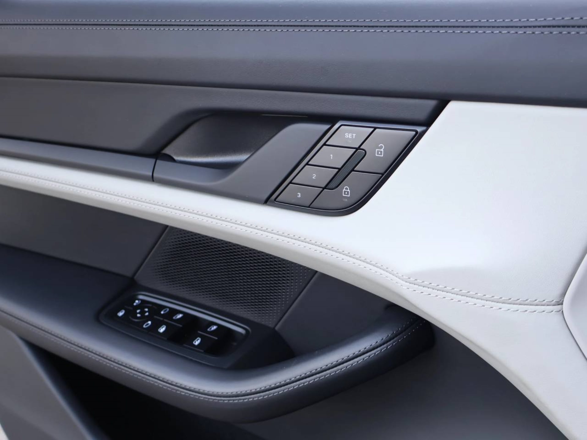 PORSCHE Taycan 4S-image-25
