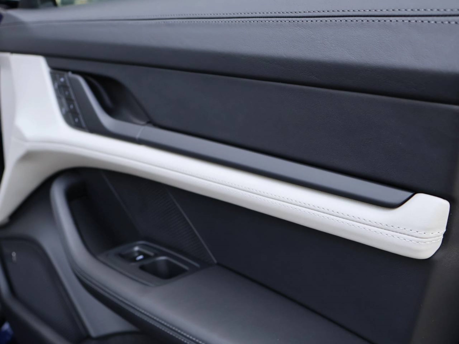 PORSCHE Taycan 4S-image-27