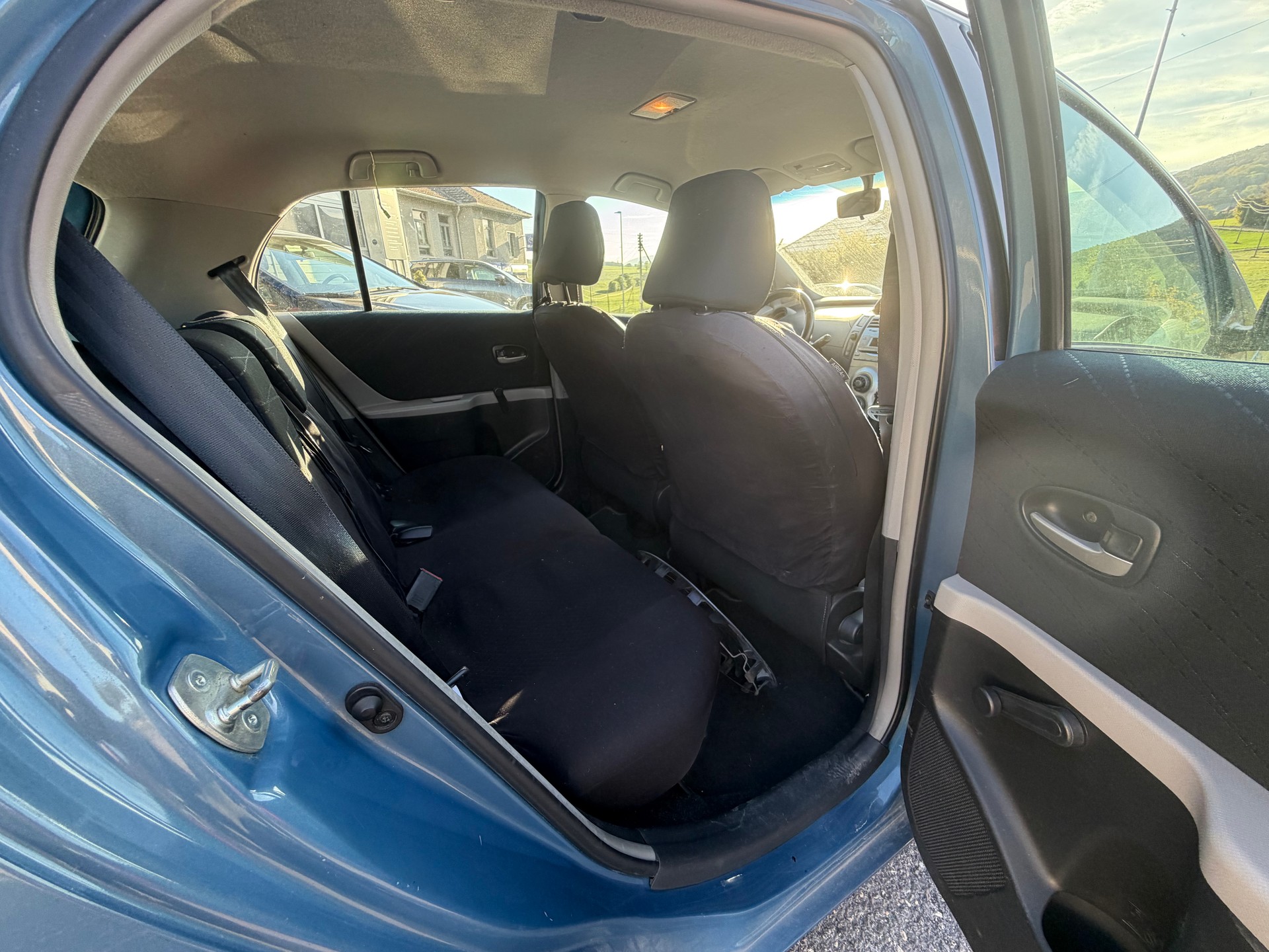 TOYOTA Yaris 1.4 D-4D Linea Luna-image-9