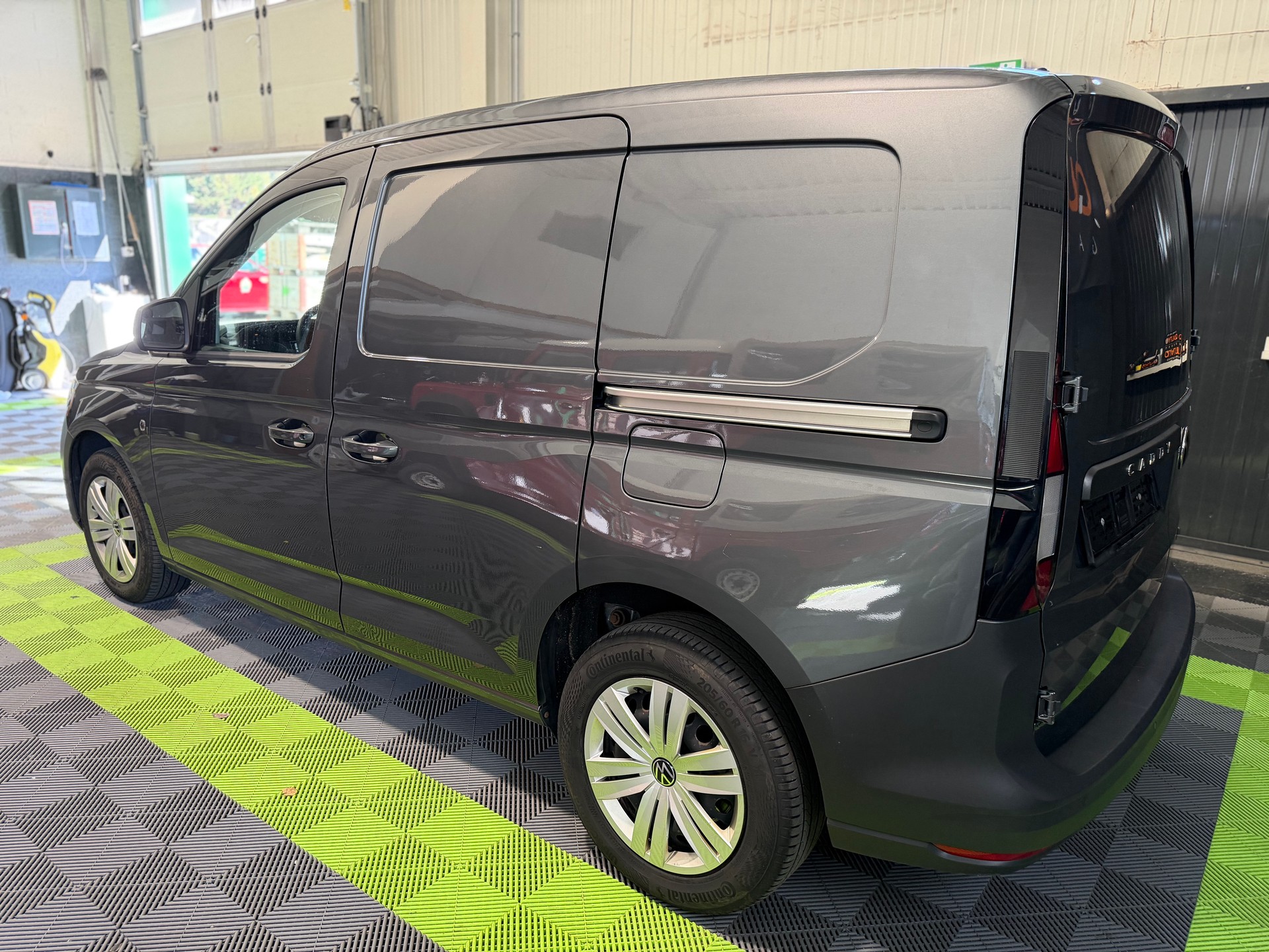 VW Caddy Cargo 2.0TDI 4Motion-image-4