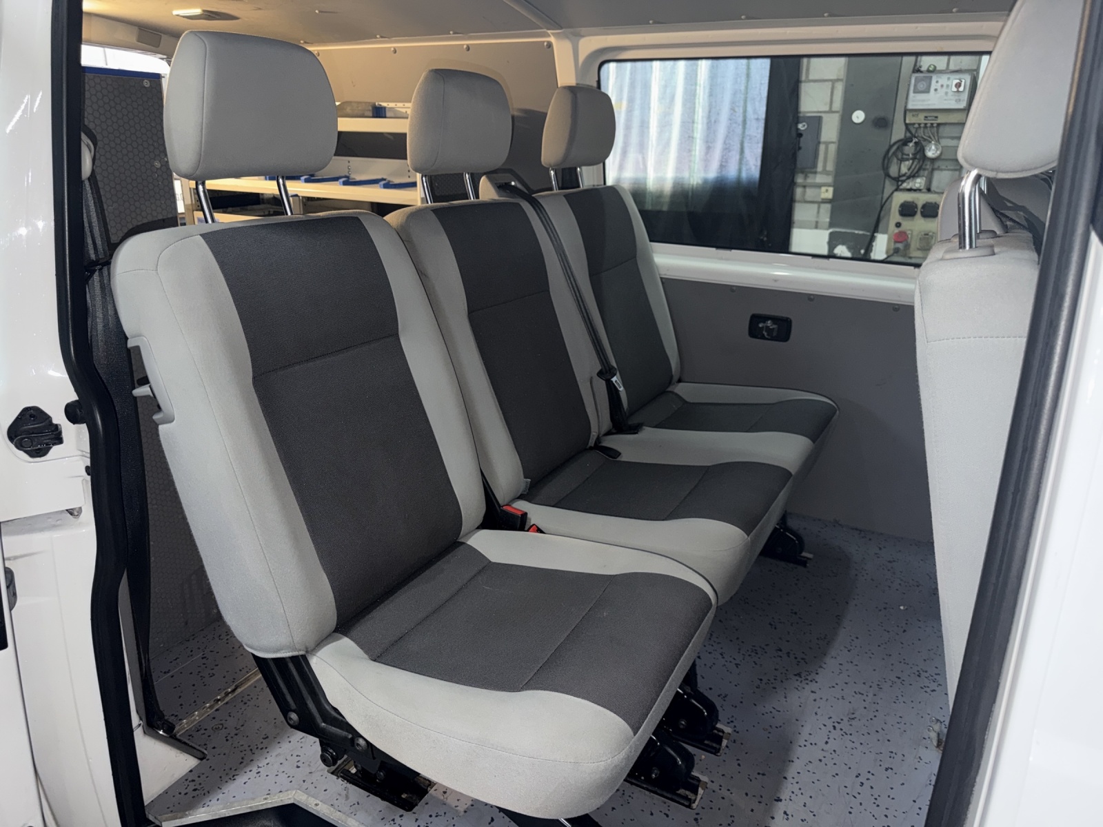 VW T5 2.0 TDI BMT 4 Motion / Lang Version ( 6 Plätzer / Sortimo Regale )-image-13