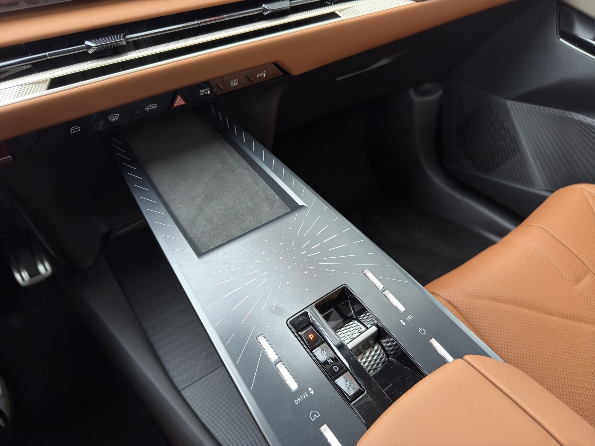 DS AUTOMOBILES N°8 E-Tense Etoile LR 4x4-image-9
